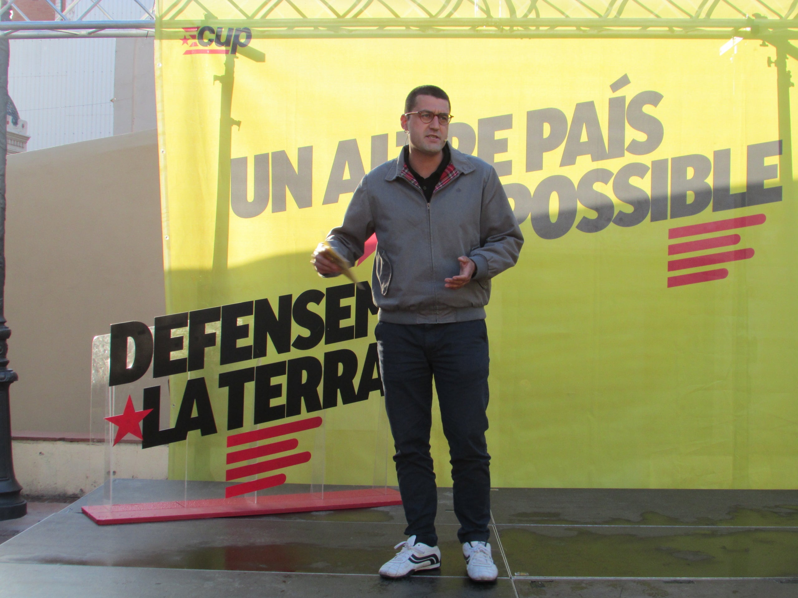 El número 1 de la CUP por Lleida a las elecciones del 12-M, Bernat Lavaquiol, a un acto en Molins de Rei / Alberto Prieto