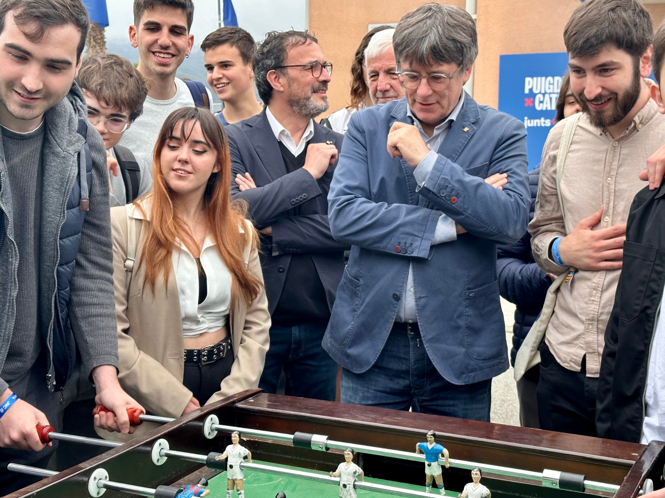 El candidat de Junts+, Carles Puigdemont, observa una partida de futbolin abans de l'acte amb la JNC aquest diumenge a Argelers / Josep M. Botanch
