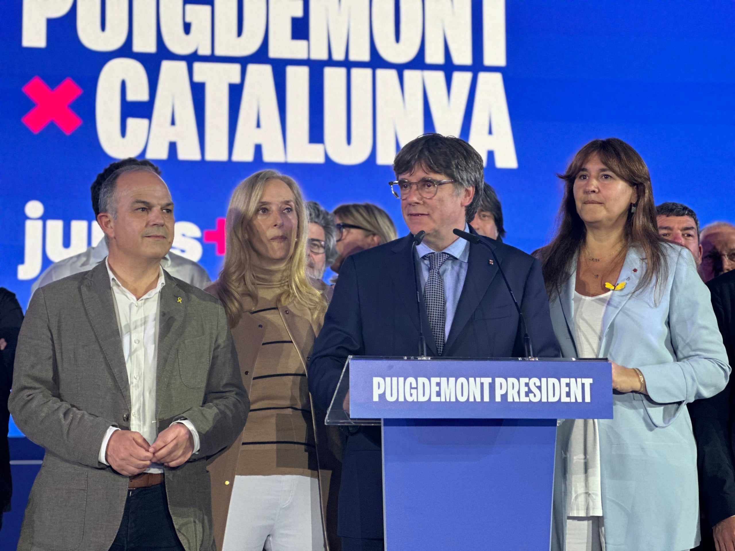 Carles Puigdemont, acompanyat de la plana major de Junts moments abans de comparèixer / JMB