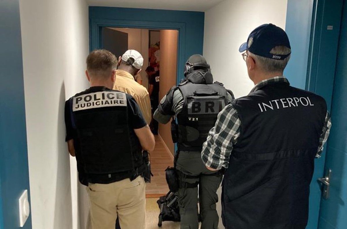 Oficials de la Interpol a França