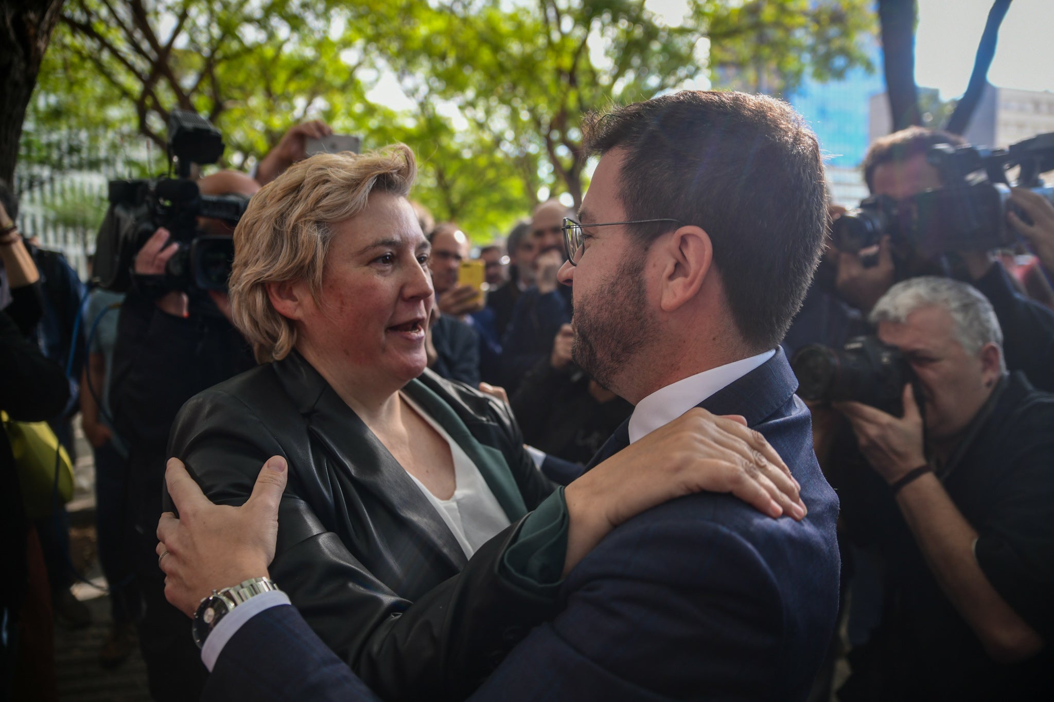 El presidente Pere Aragonès abraza Marta Molina se abrazan ante la Ciudad de la Justicia/Marc Puig