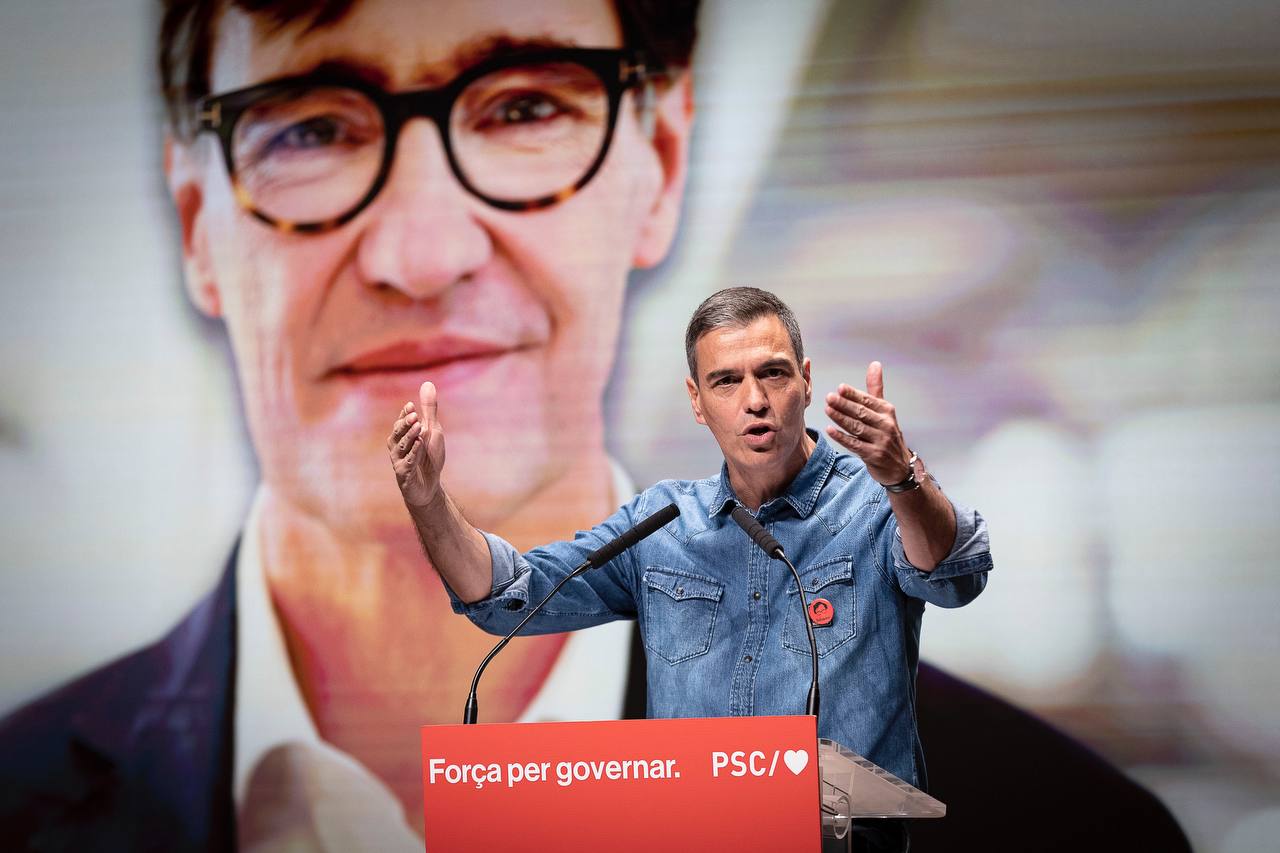 Pedro Sánchez en un acte amb Illa de fons/Jordi Play