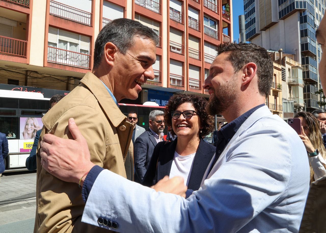 Pedro Sánchez, amb l'alcalde de Tarragona, Rubén Viñuales, aquest divendres/Jordi Play
