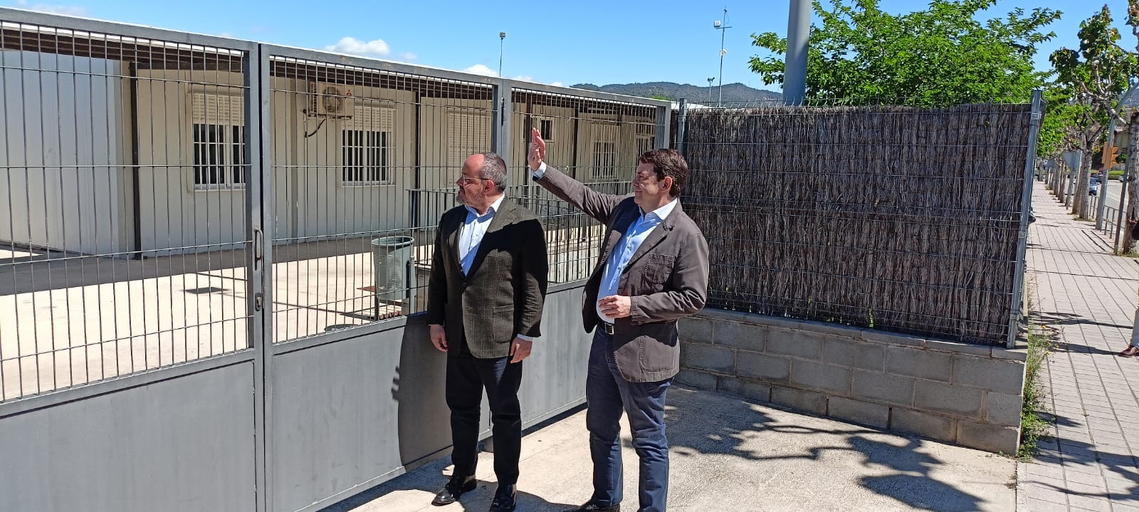 El president i candidat del PP, Alejandro Fernández, i el president de Castella i Lleó, Alfonso Fernández Mañueco davant d'uns barracons a Sant Joan Despí/Joan Manel Oller