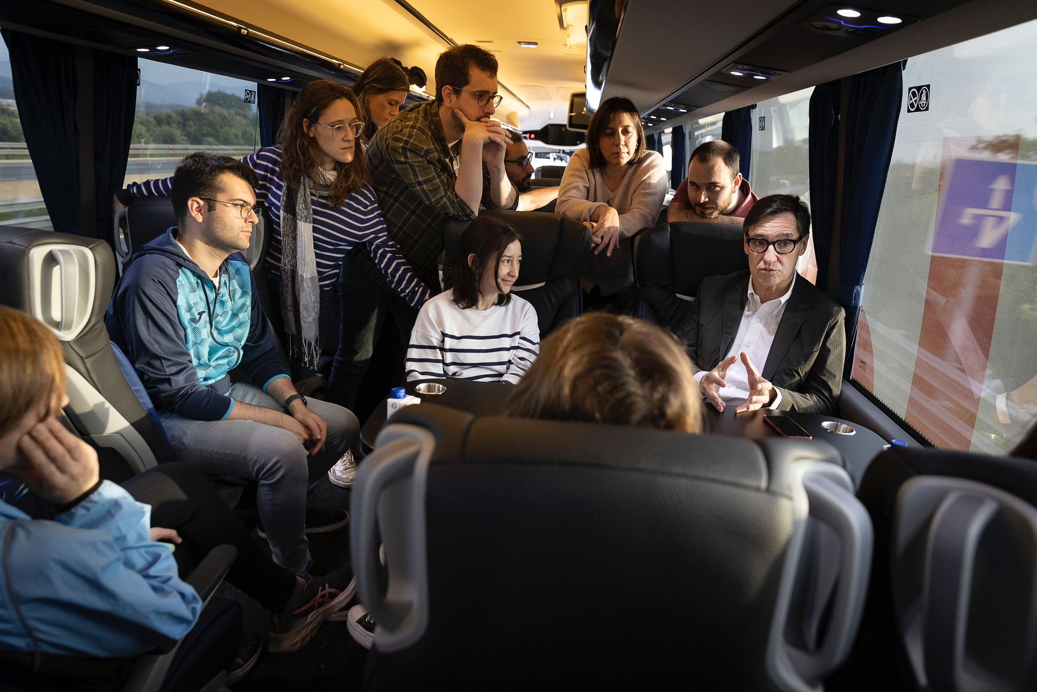 Salvador Isla, al bus de campaña del PSC, en conversación con los periodistas que siguen la campaña del 1-M/Jordi Play-PSC