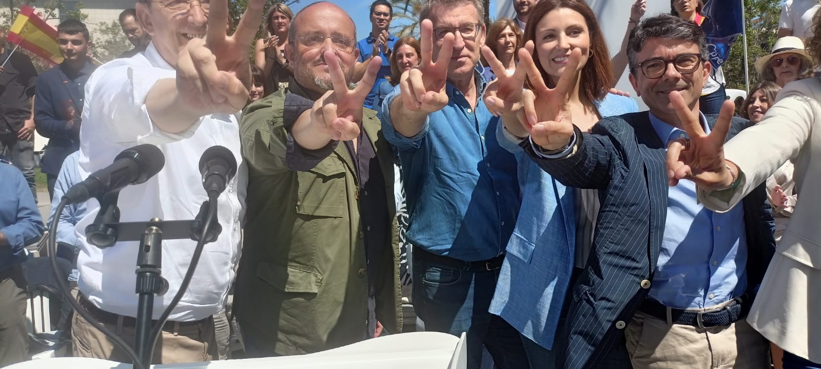 Alberto Nuñez Feijóo i Alejandro Fernández i dirigents del PP fan el signe de la victòria al míting de Salou/Joan Manel Oller