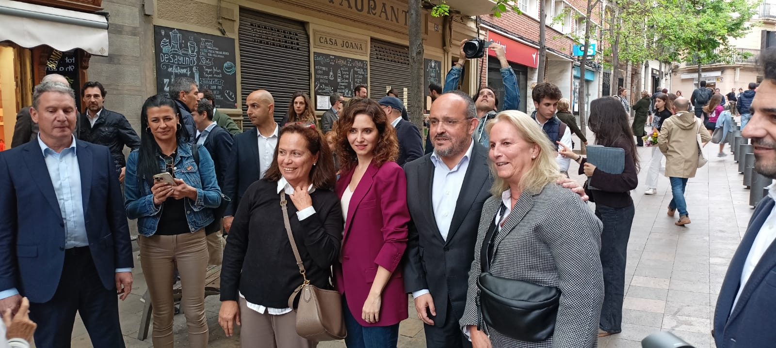 Isabel Díax Ayuso, ambn Alejandro Fernández, s'ha fert mil i una fotos a Sarrià/Joan Manel Oller