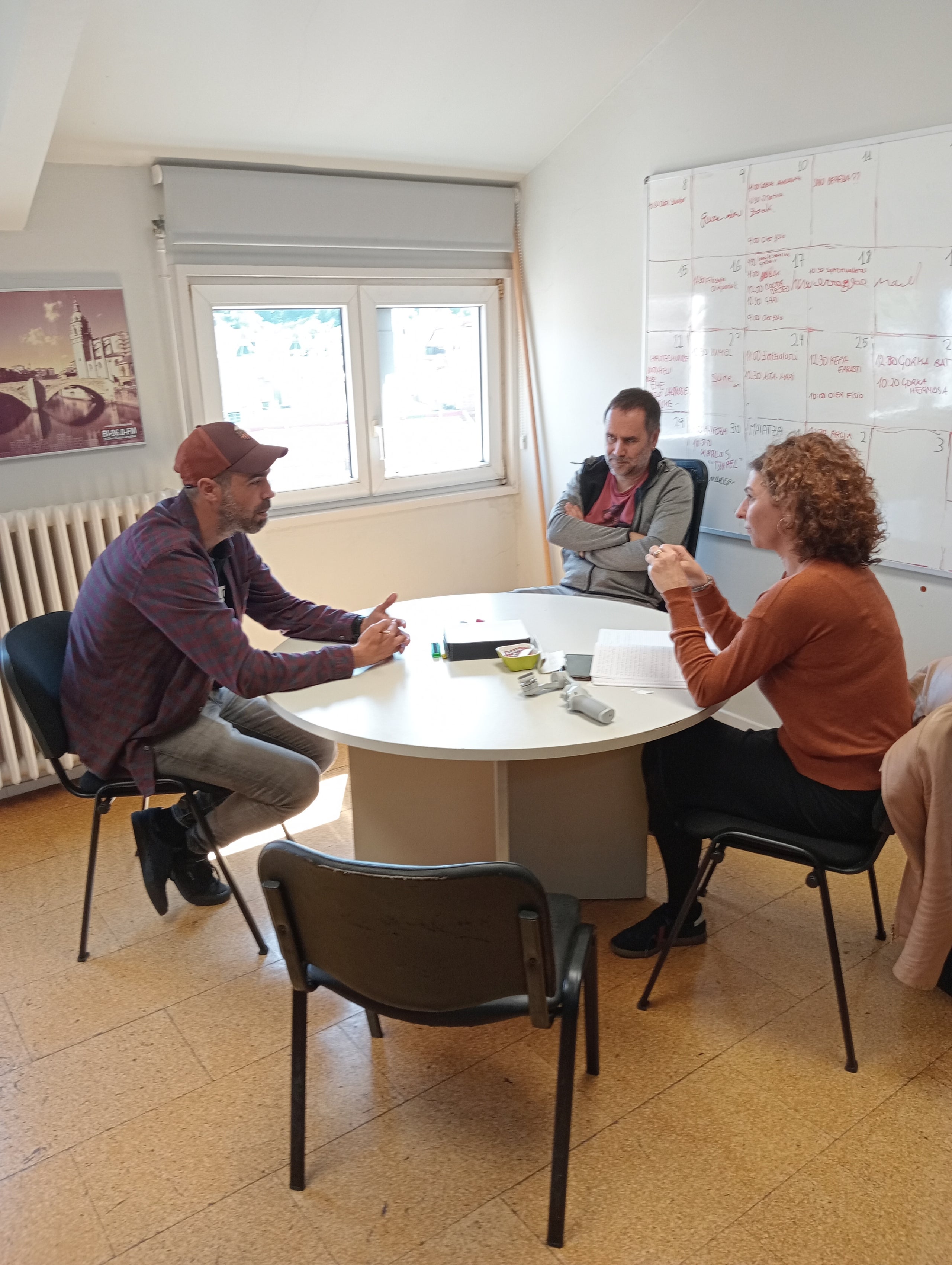 La número dos de la CUP a Girona, Montserrat Vinyets reunida con Zenbat Gara, entidad cultural dedicada en la enseñanza / Cedida