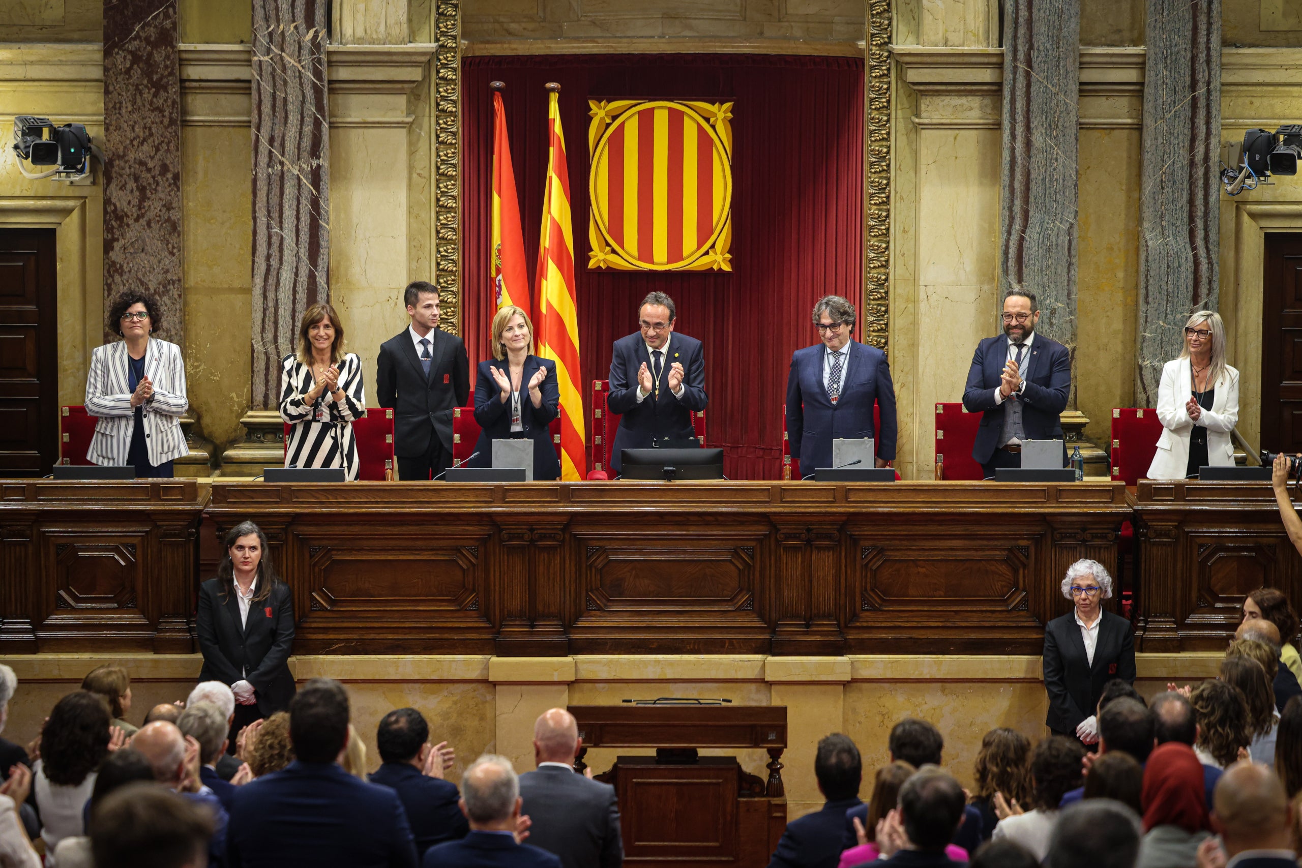 Els nous membres de la Mesa del Parlament ocupen els seus llocs a l'hemicicle / Jordi Borràs / ACN