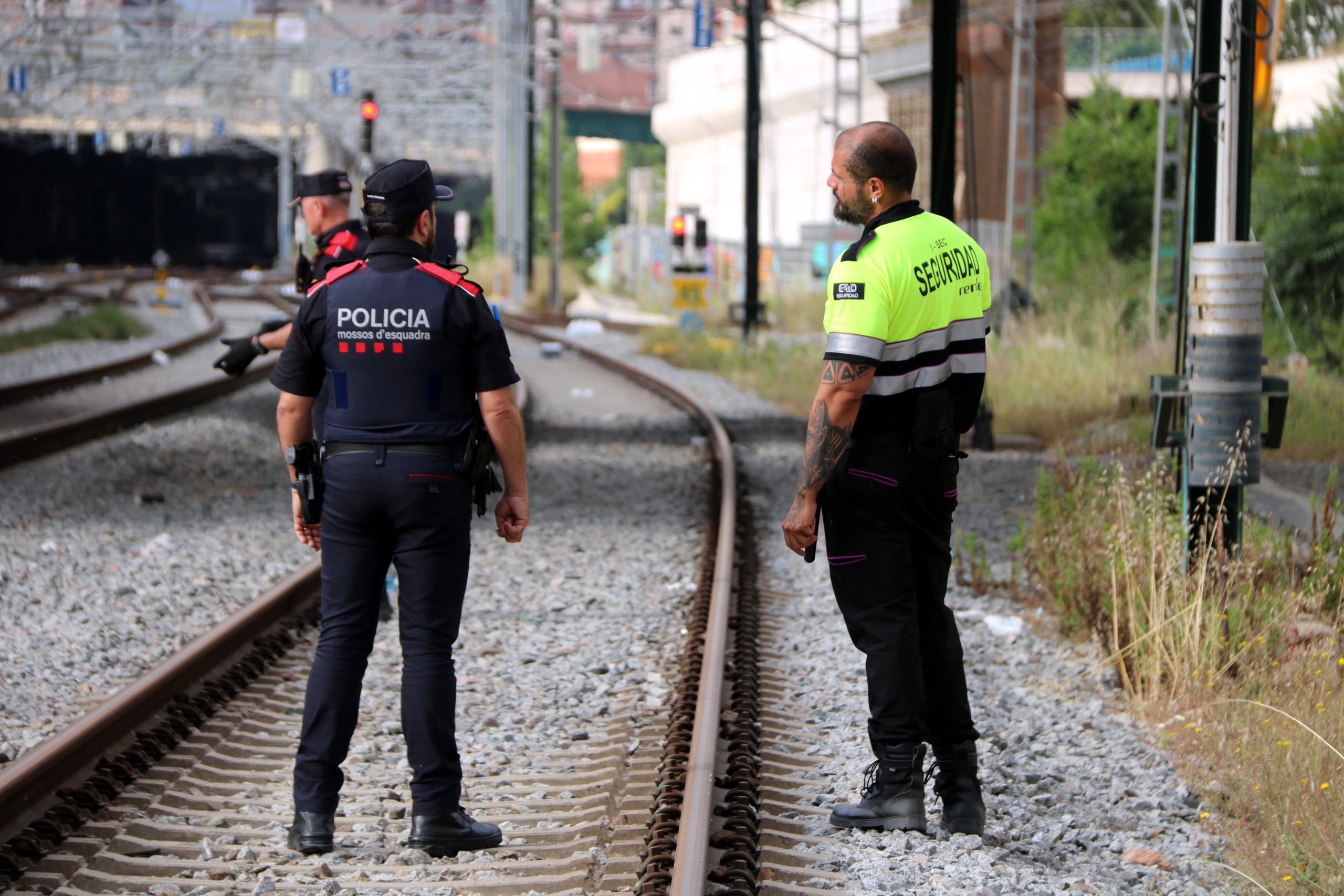 Mossos i seguretat privada inspeccionen vies del tren/ACN