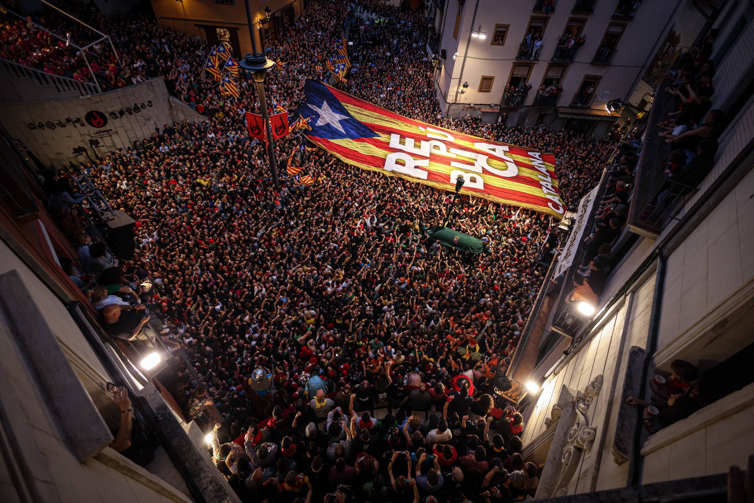 Una gran estelada cobreix la plaça de Sant Pere de Berga durant la Patum de diumenge a la nit / ACN