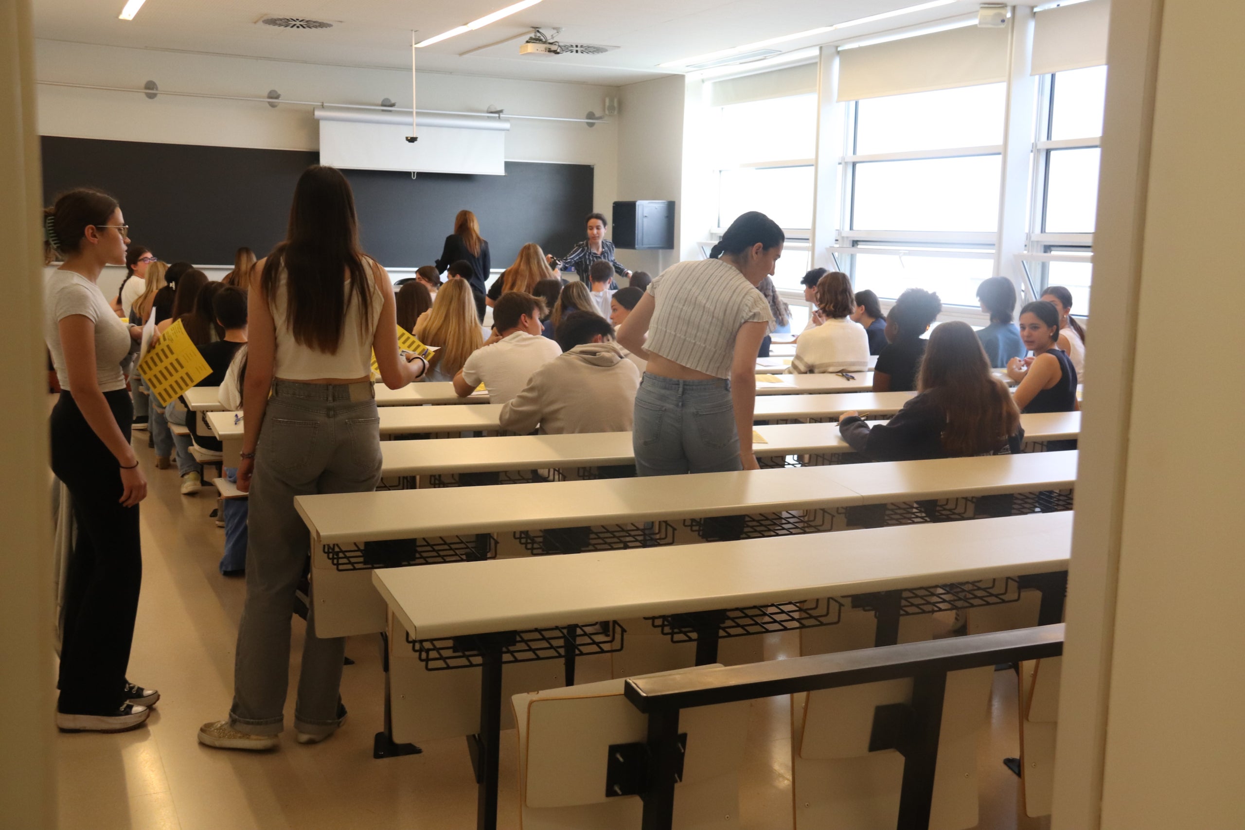 Alumnos gerundenses entran a las aulas de la Facultad de Derecho de la UdG | Aleix Freixas (ACN)
