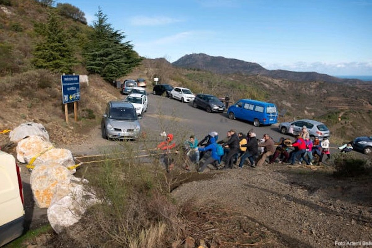 Un grup de veïns estirant amb cordes les roques del coll de Banyuls en una de les protestes / ACN