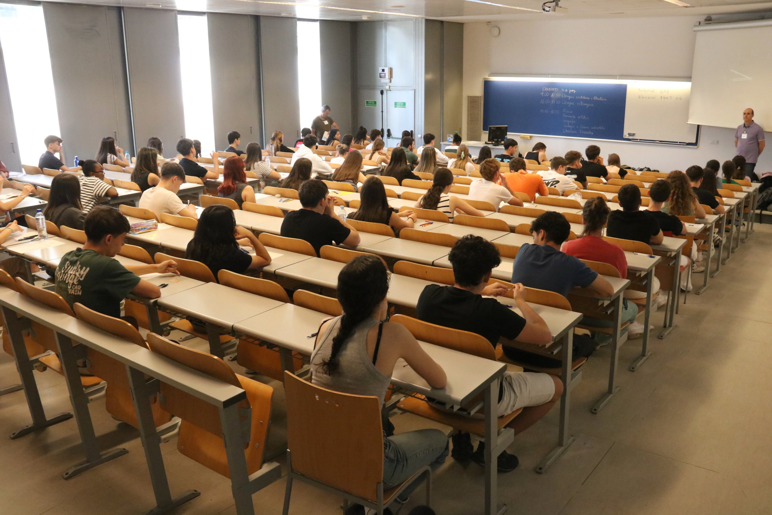 Estudiants abans de començar el primer examen de la selectivitat a la Facultat de Dret de la UdL / Ignasi Gómez (ACN)