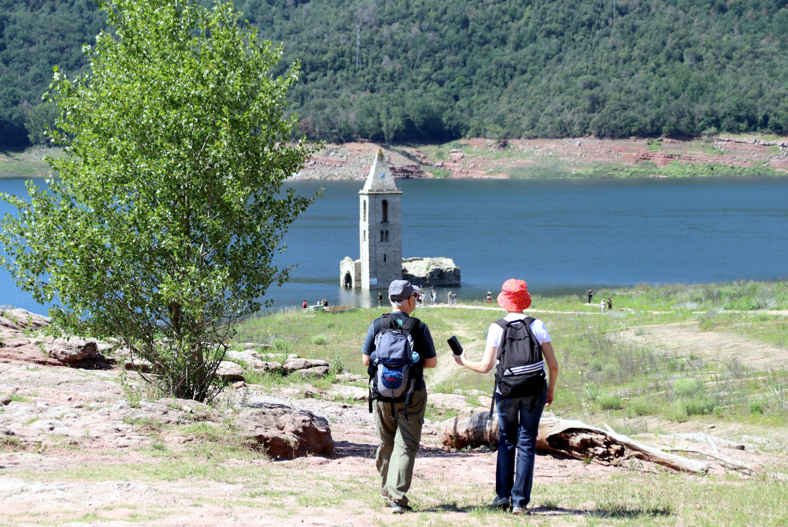 Visitants al pantà de Sau aquest diumenge | Laura Busquets (ACN)