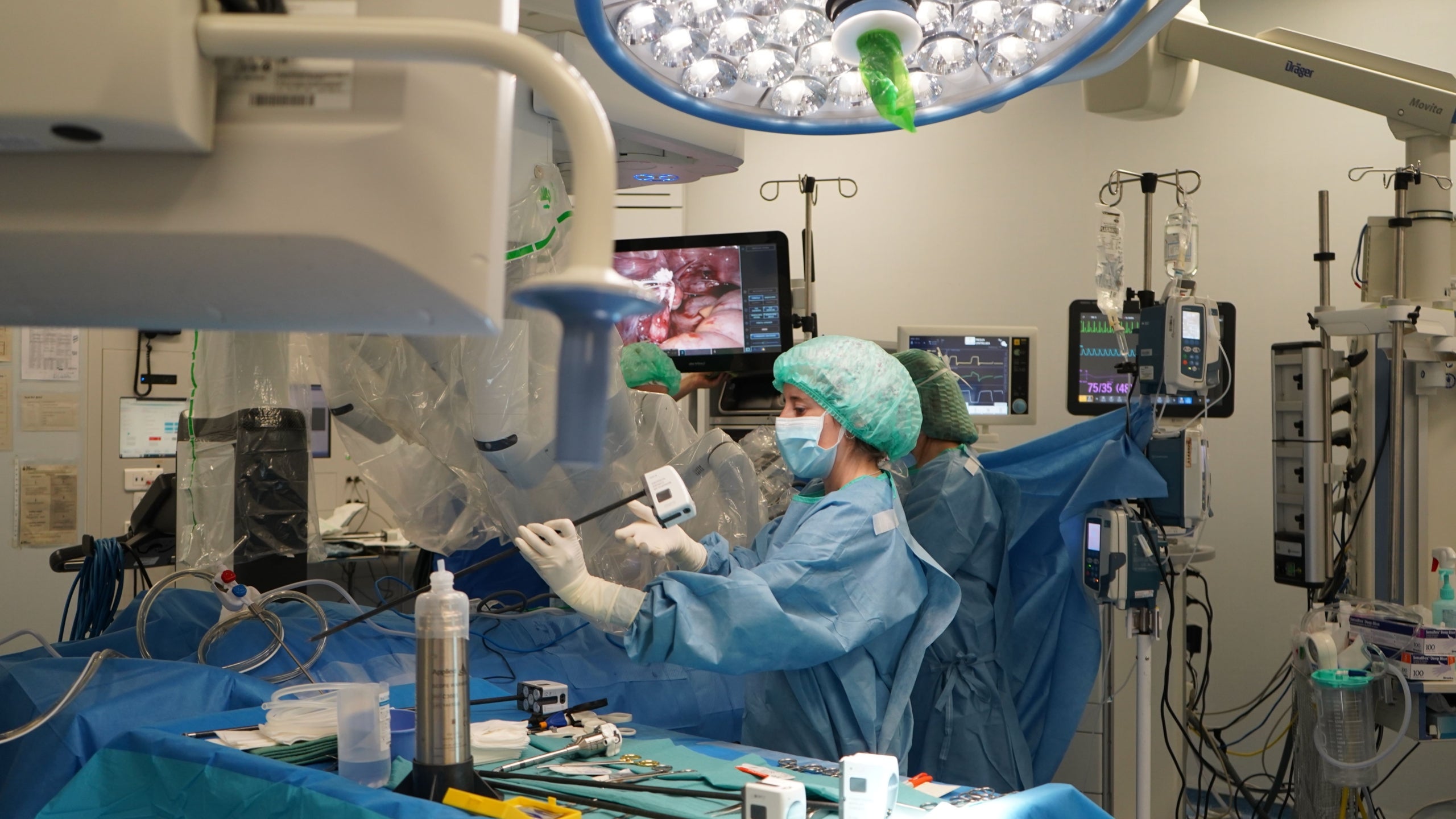 Equip mèdic intervenint l'Ian a l'hospital Vall d'Hebron en una cirurgia robòtica / Hospital Vall d'Hebron