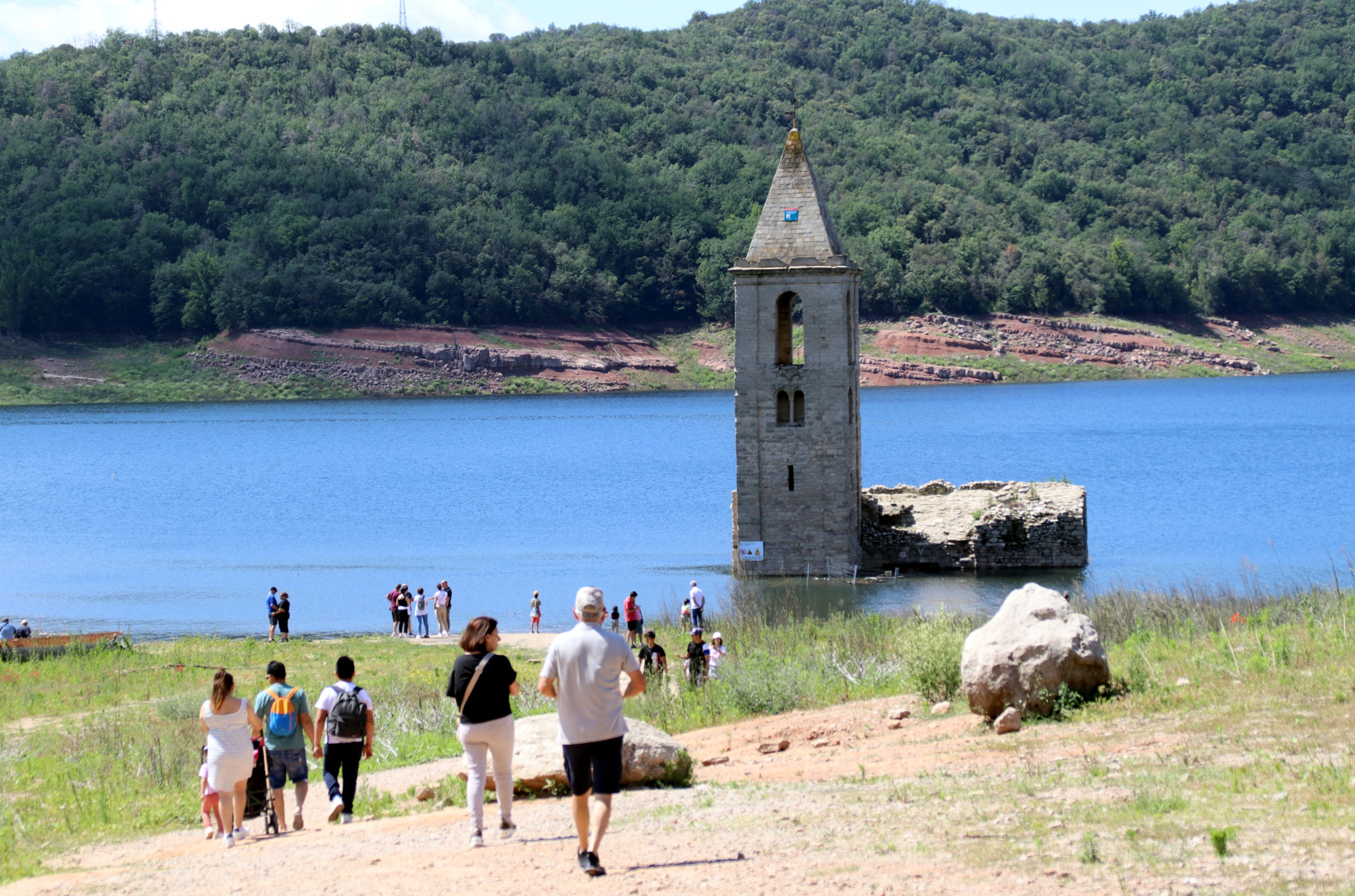 Degoteig constant de visitants que s'acosten a l'església de Sant Romà | Laura Busquets (ACN)