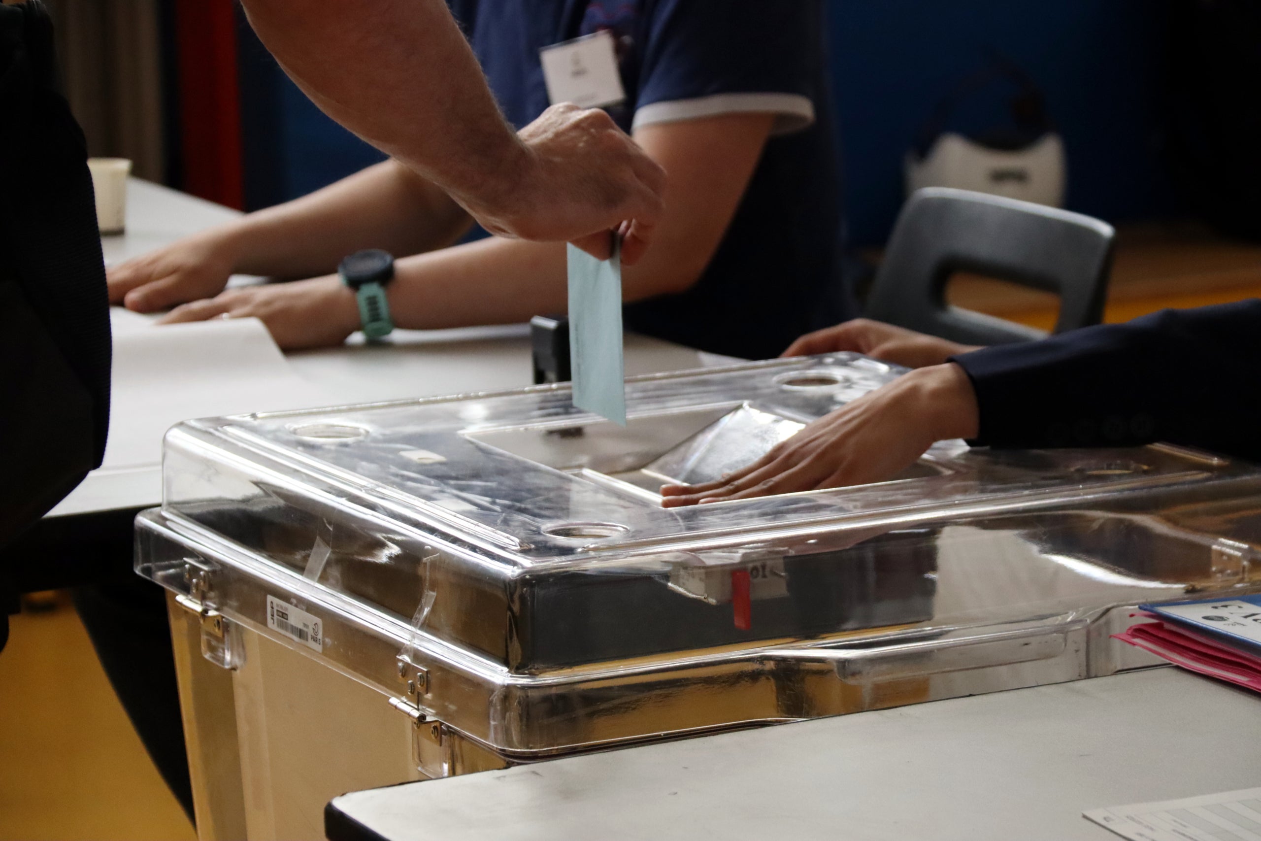Una mà introdueix una papereta electoral en una urna en les eleccions legislatives a França / ACN