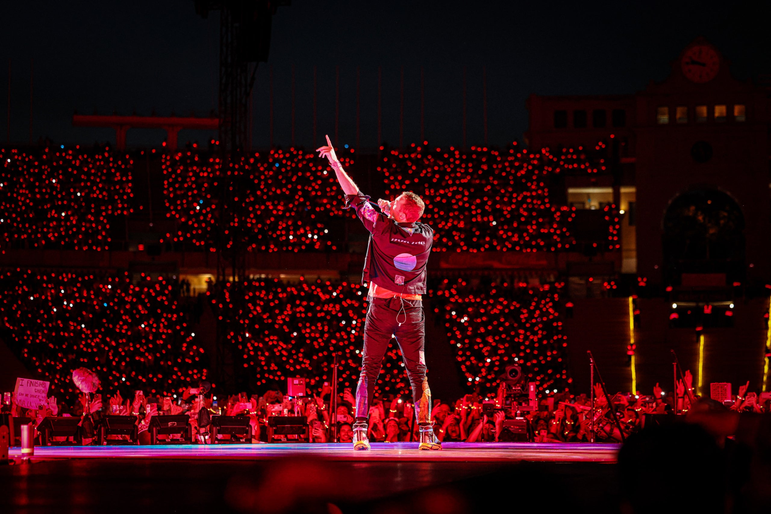 El cantant de Coldplay, Chris Martin, durant el primer dels quatre concerts oferts a l'Estadi Olímpic de Barcelona / Jordi Borràs / ACN