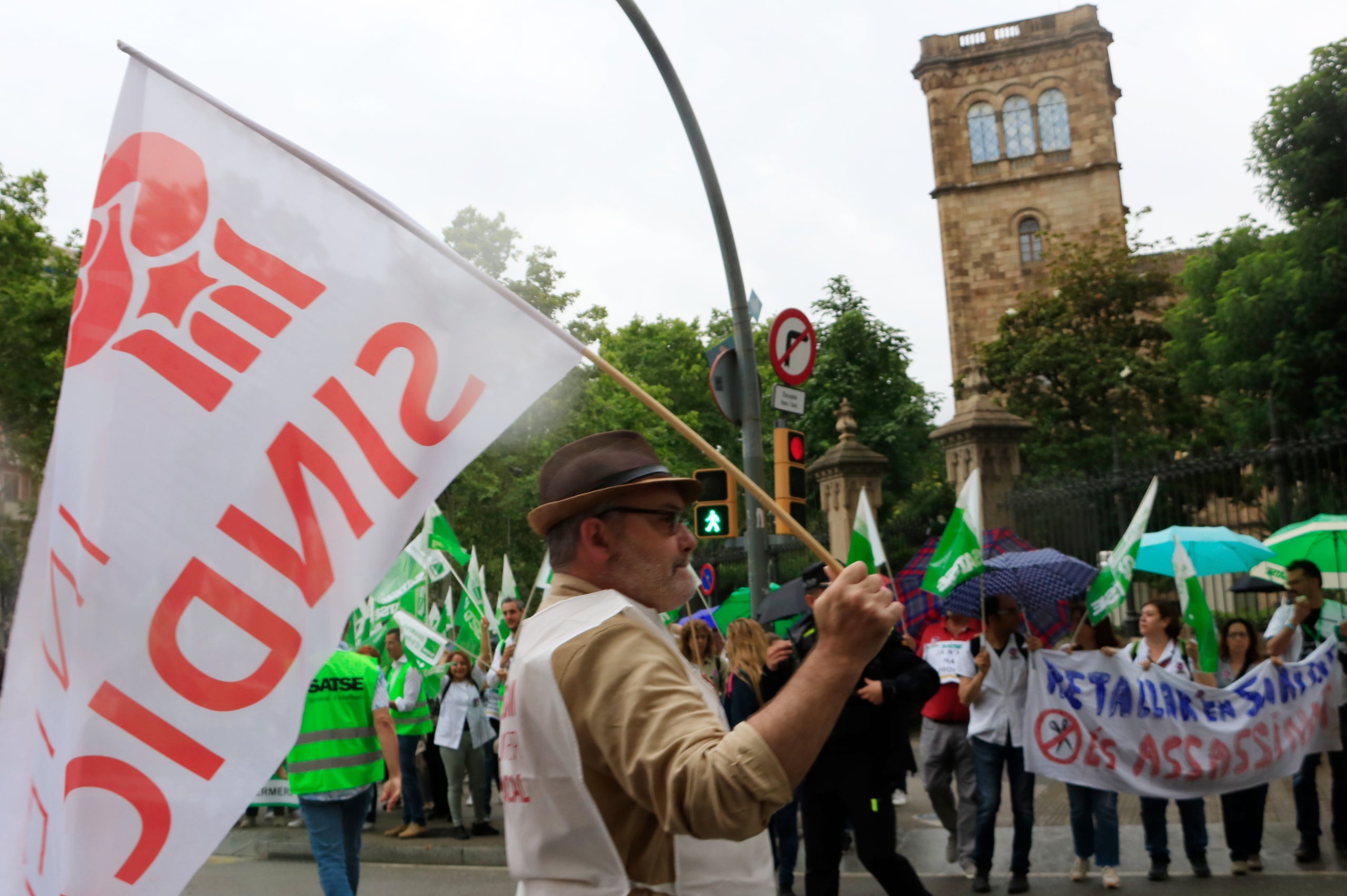 Concentració de sindicats sanitaris contra les 'retallades' davant de l'Institut Català de la Salut (ICS) / ACN
