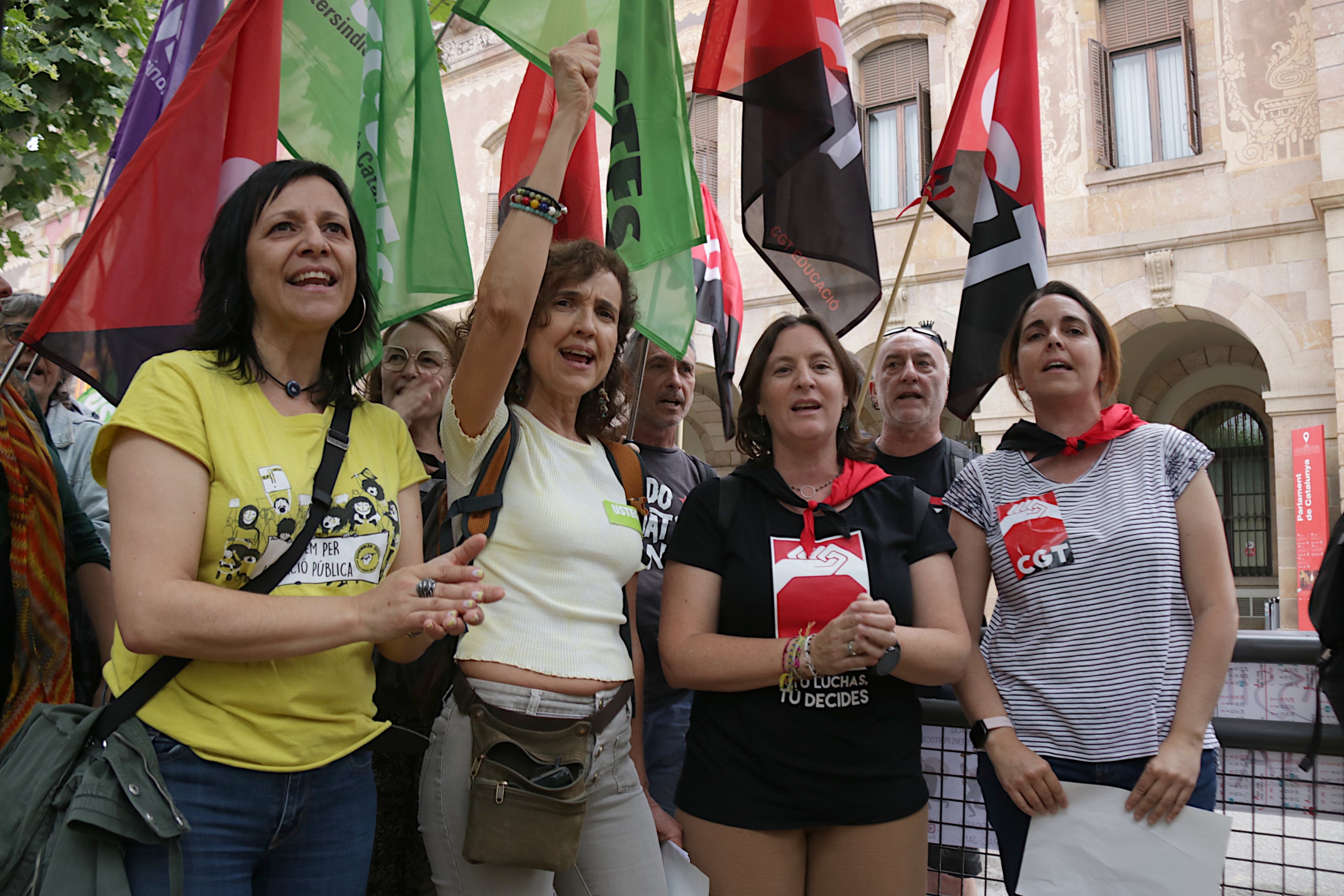 Les representants sindicals d'USTEC-STEs (IAC) i CGT en la concentració a l'exterior del Parlament / Norma Vidal (ACN)