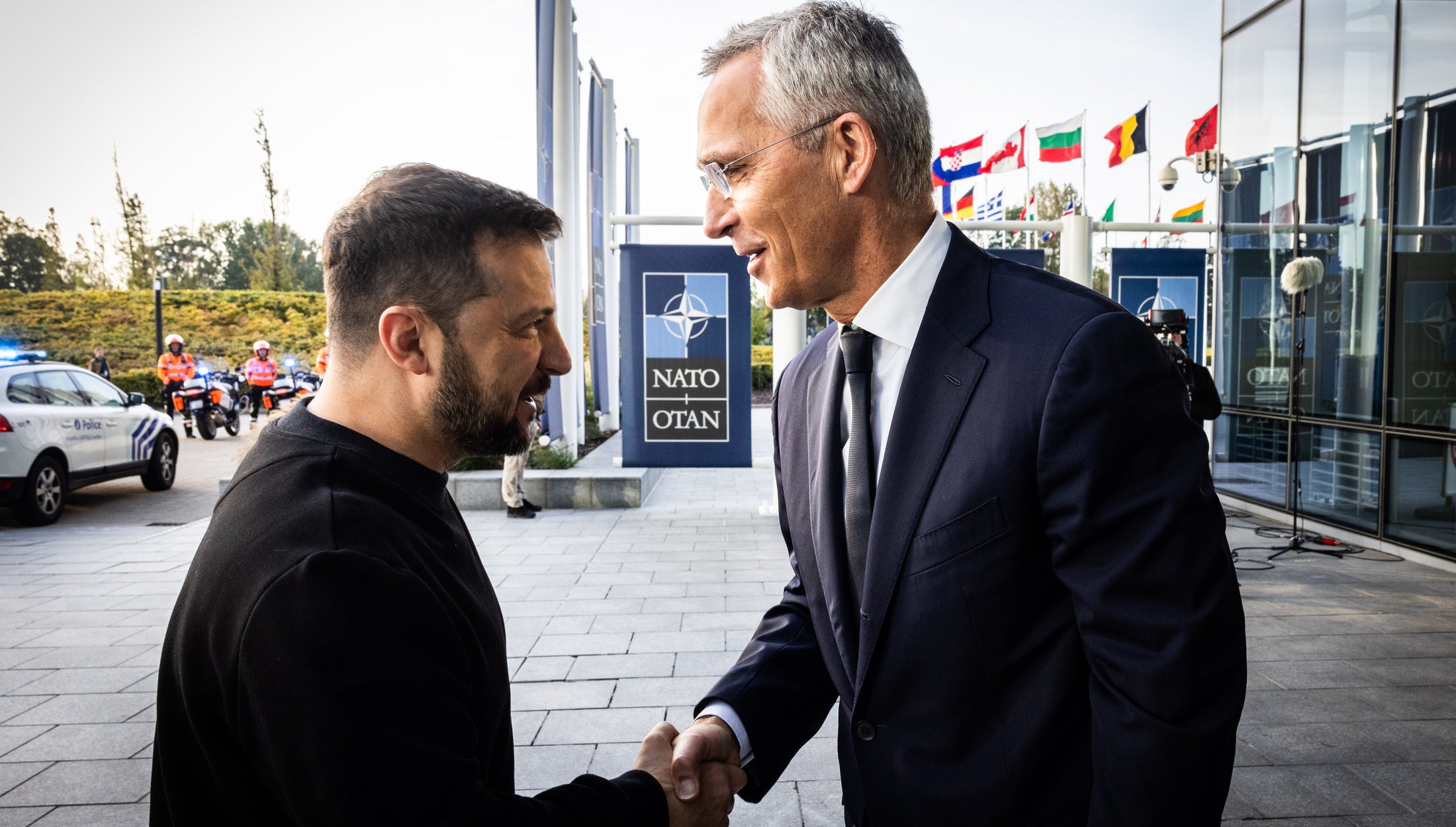El president d'Ucraïna, Volodímir Zelenski, amb el secretari general de l'OTAN, Jens Stoltenberg, a la seu de l'Aliança Atlàntica a Brussel·les | OTAN
