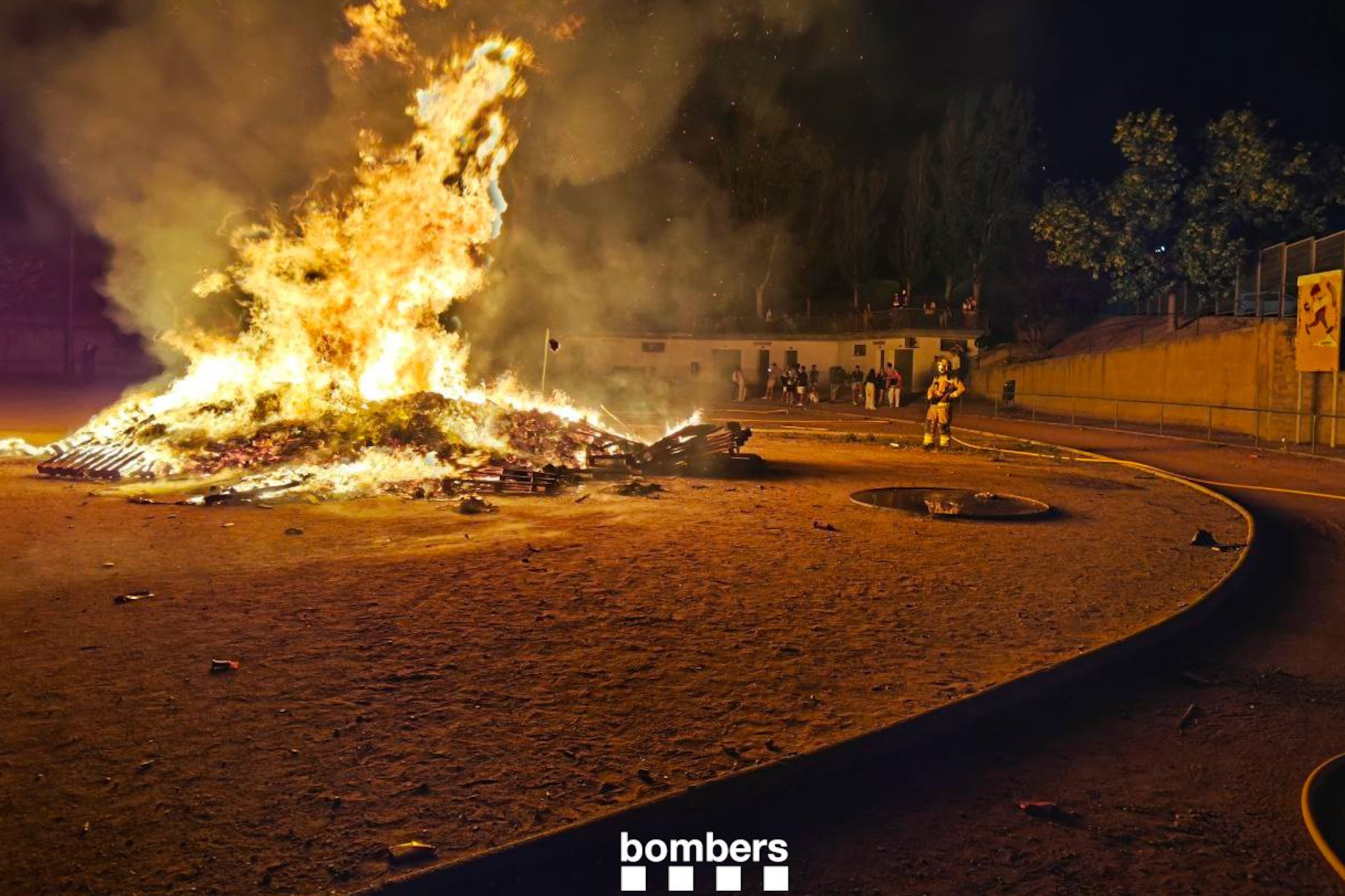 Una de les actuacions de Bombers durant la revetlla de Sant Joan | Cedida a l'ACN per Bombers