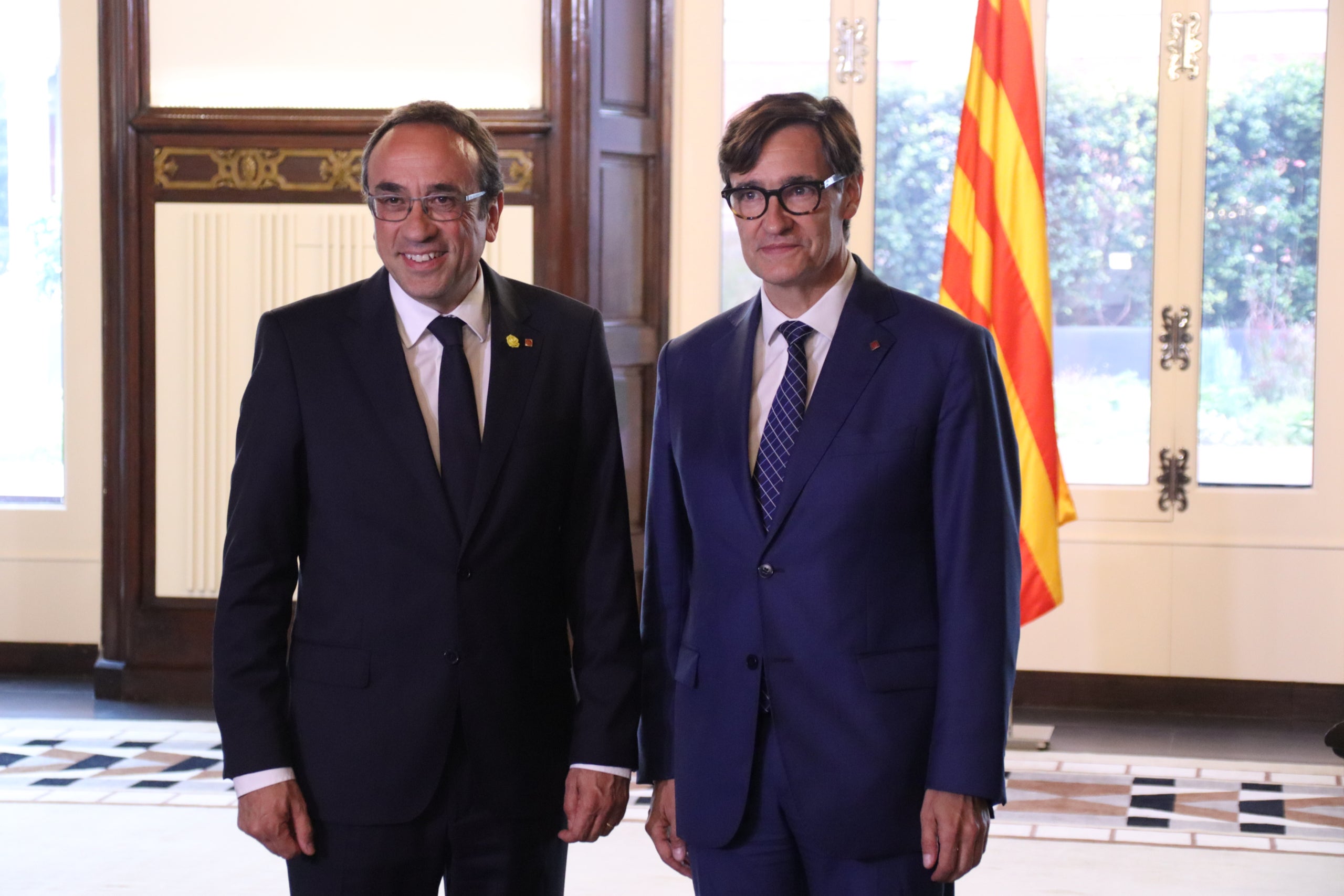 El president del Parlament, Josep Rull, i el líder del PSC, Salvador Illa, abans de reunir-se en el marc de la ronda de contactes per a la investidura / Mariona Puig / ACN