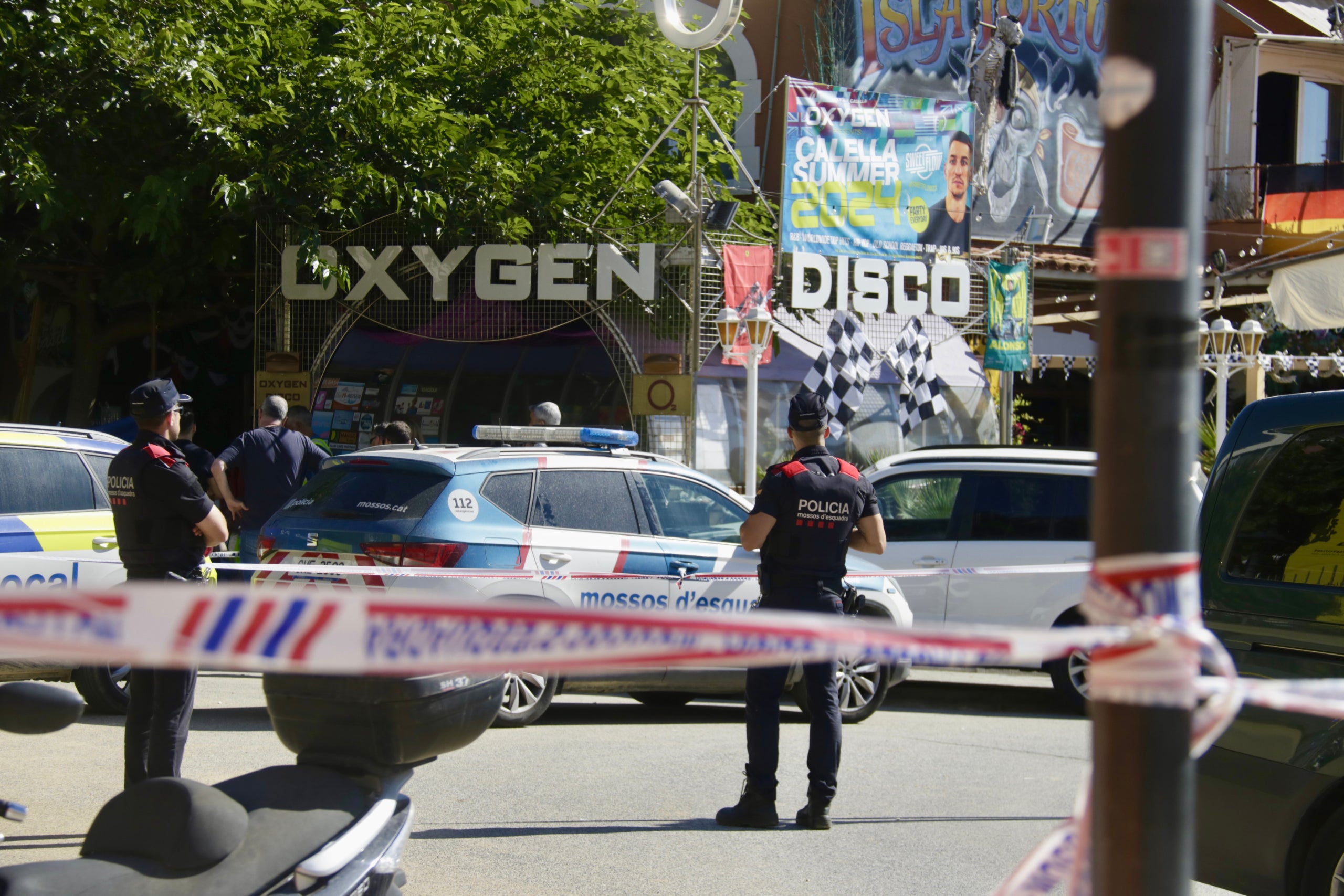 Imatge del dispositiu policial desplegat fora del lloc dels fets a Calella de Mar / ACN