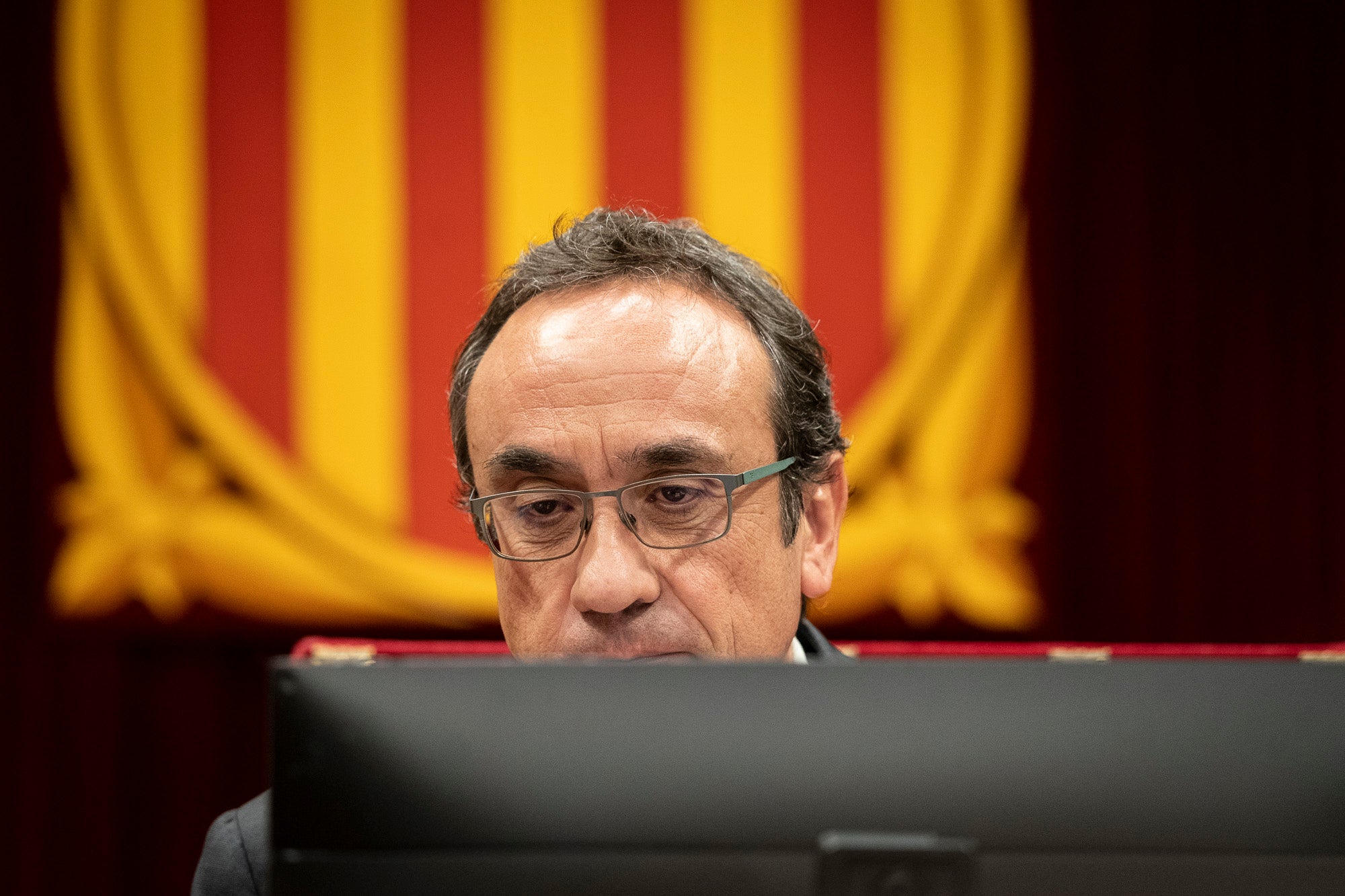 El president del Parlament, Josep Rull, en un moment del ple on ha llegit la resolució que activa el termini de dos mesos per investir un president de la Generalitat / Mireia Comas