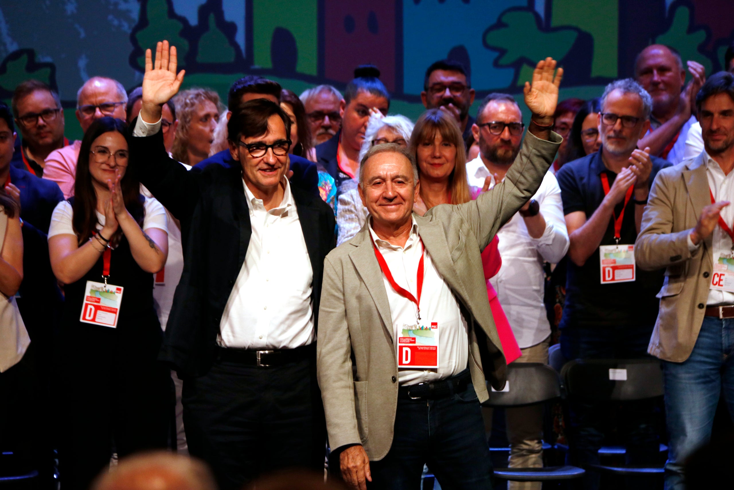 Salvador Illa i Antoni Poveda saluden en la 15a Assemblea de Federació del PSC del Baix Llobregat / ACN