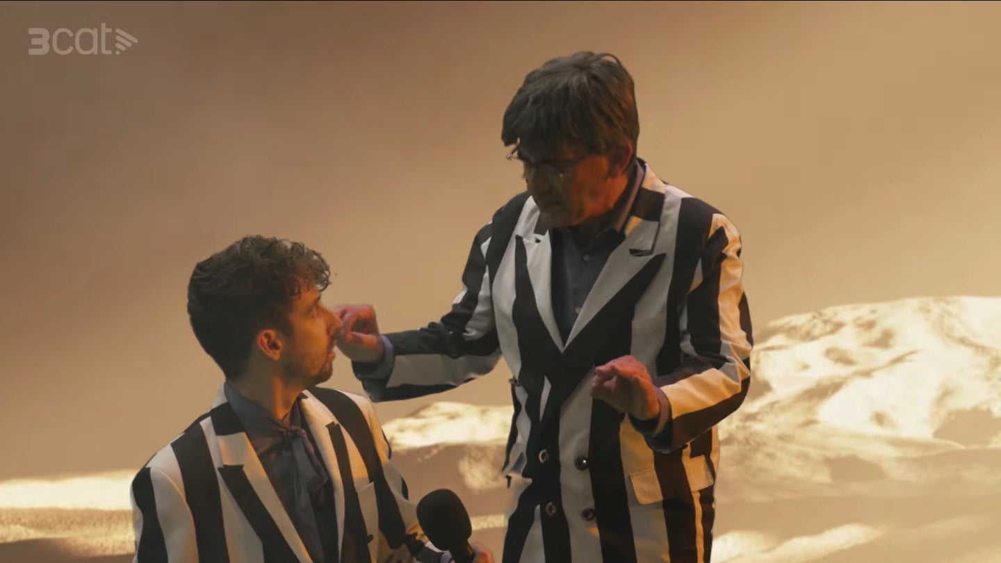 El Julien d'Eufòria canta amb el Carles Puigdemont del Polònia - TV3