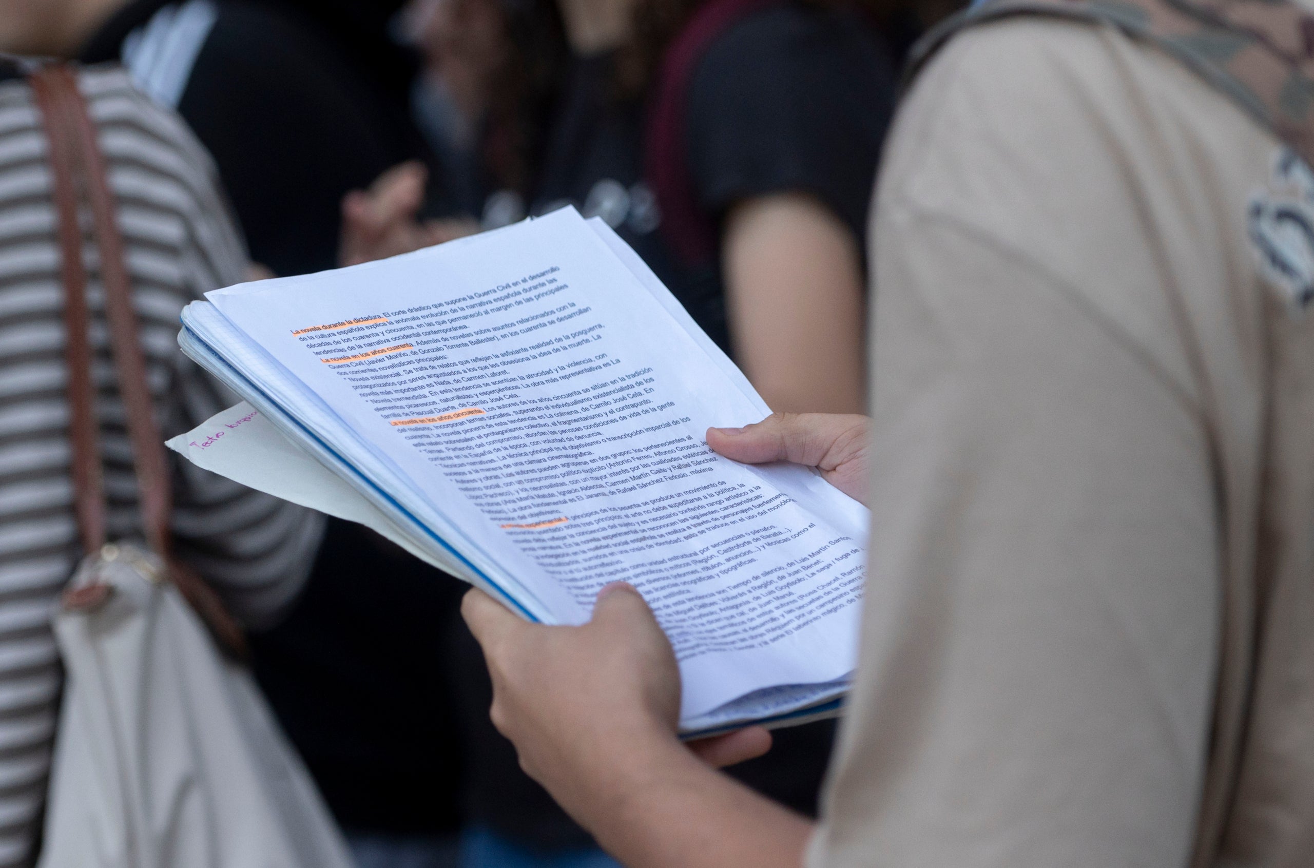 Apunts durant el primer dia de proves d'accés a la universitat en una imatge d'arxiu / EP