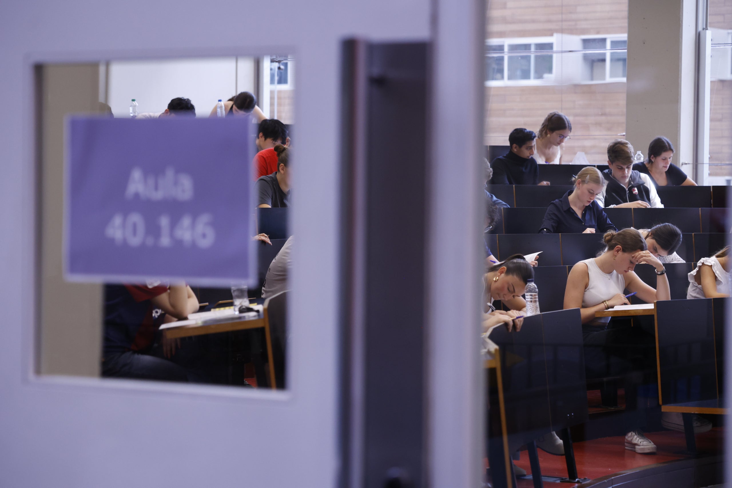 Alumnes dins una aula de la UPF durant les proves de la selectivitat 2024 / EP
