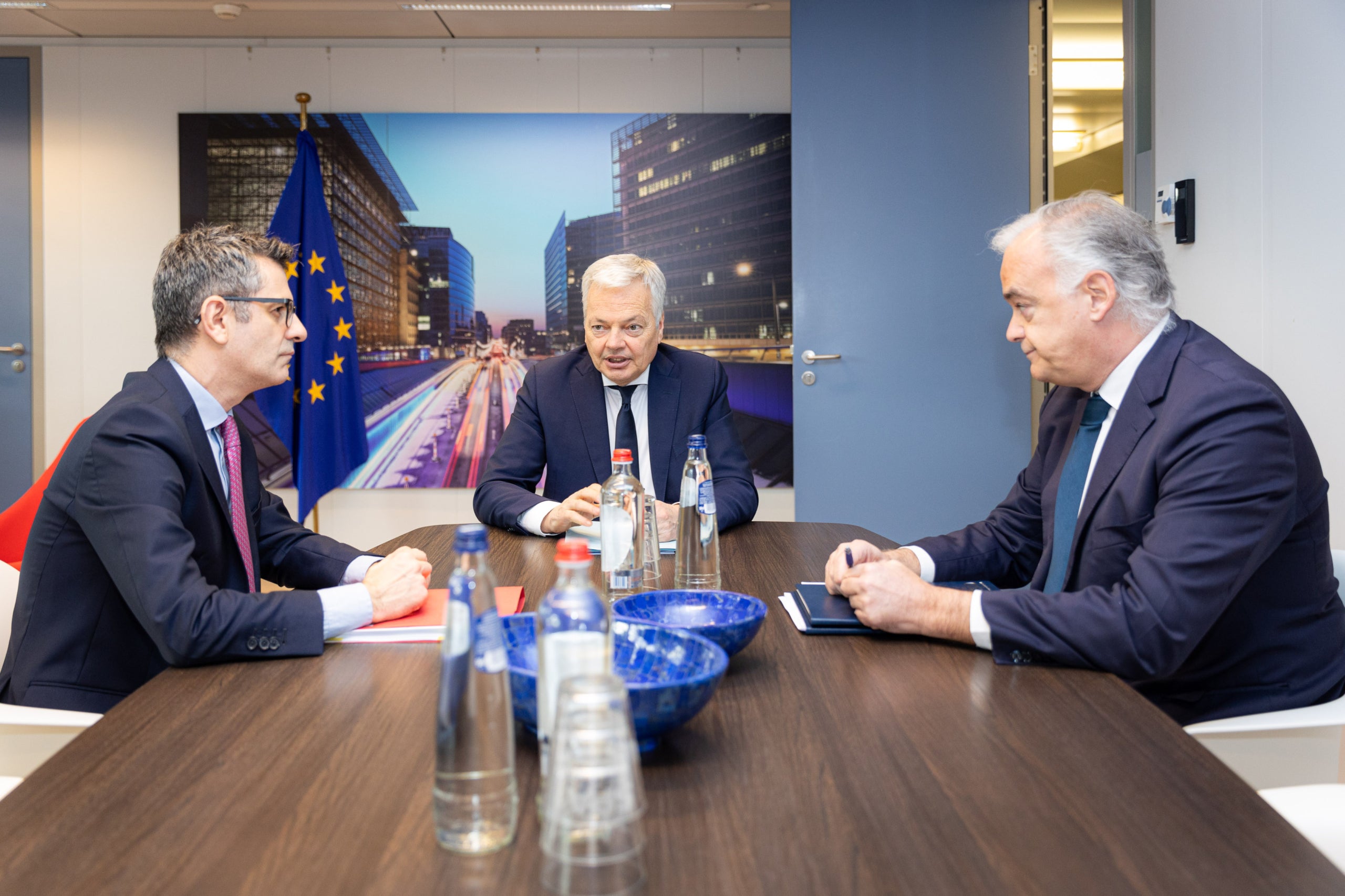 El comissari de Justícia, Didier Reynders, es reuneix amb el ministre de la presidència, Félix Bolaños, i el vicesecretari d'Acció Institucional del PP, Esteban González Pons  / ACN