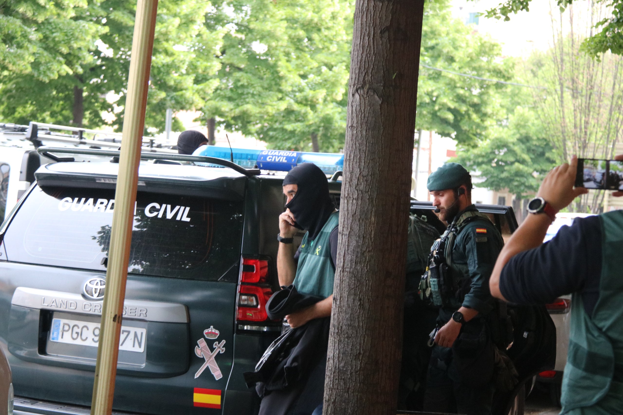 Els agents després de detenir el sospitós a Salt | Gerard Vilà (ACN)