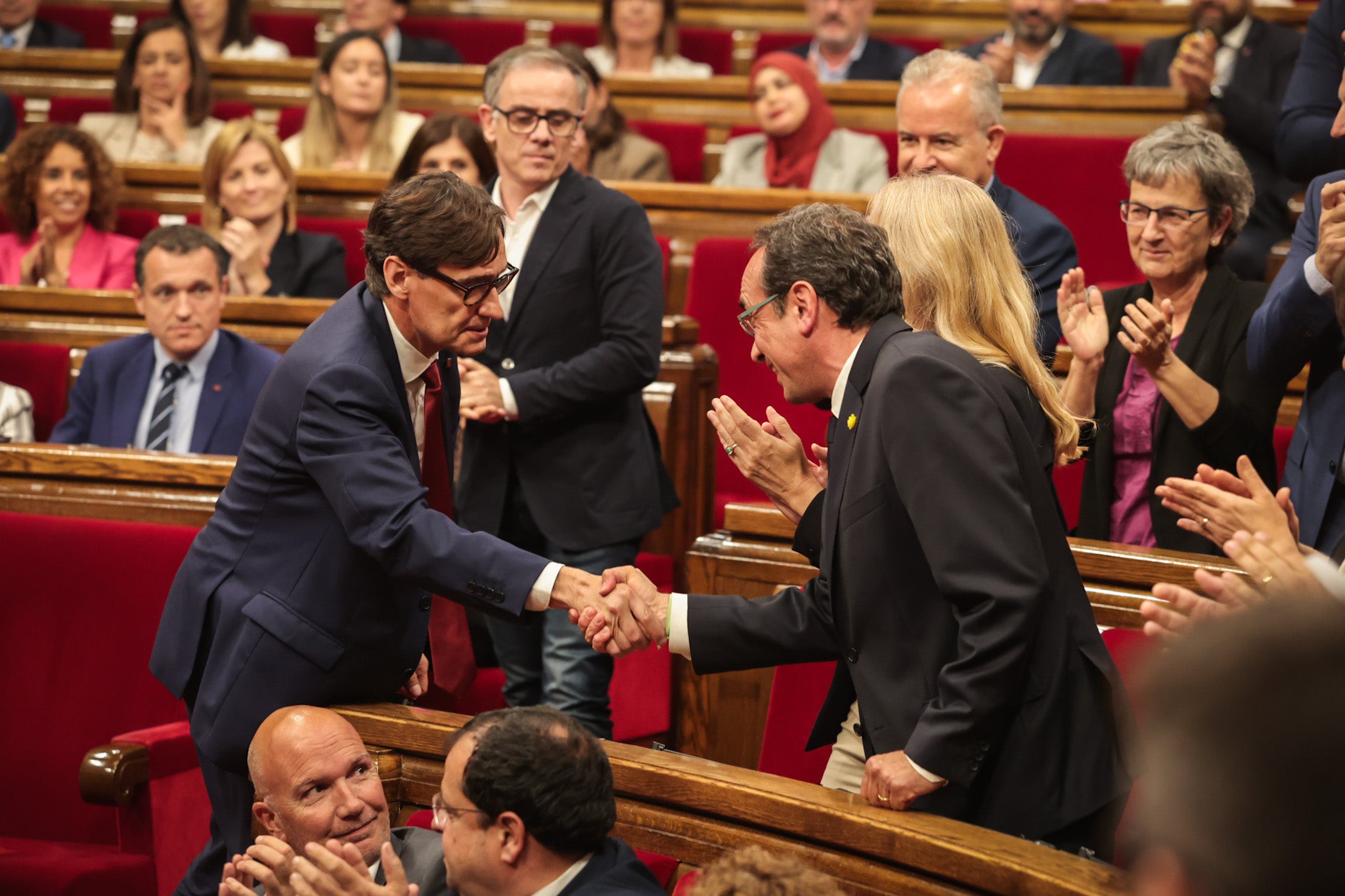 El nou president del Parlament, Josep Rull, saludant el líder del PSC, Salvador Illa / Sergio Ramos Ladevesa / Parlament