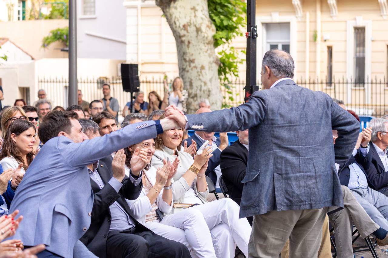 El secretari general de Junts, Jordi Turull, dona la mà a Toni Comín, en un acte electoral de les eleccions europees / Junts