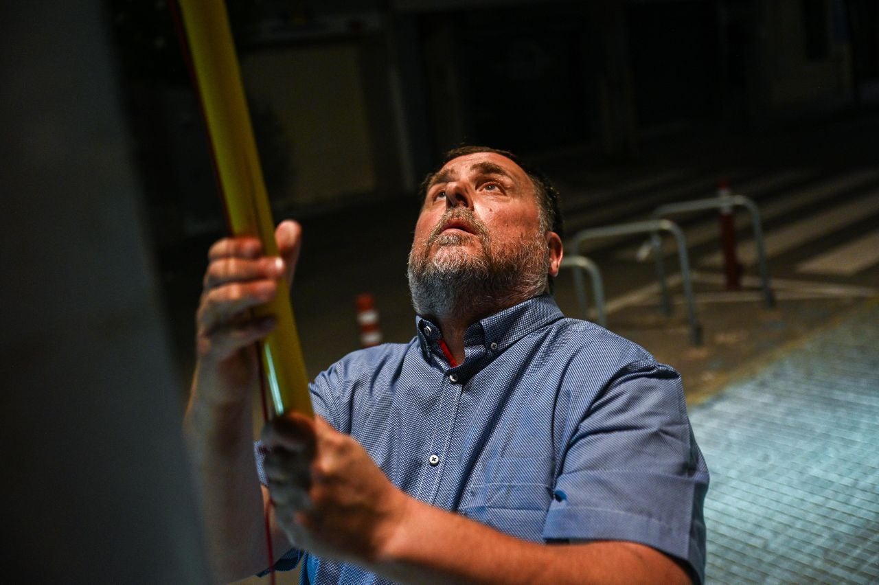 Oriol Junqueras despenja cartells electorals a Sant Vicenç dels Horts/@junqueras