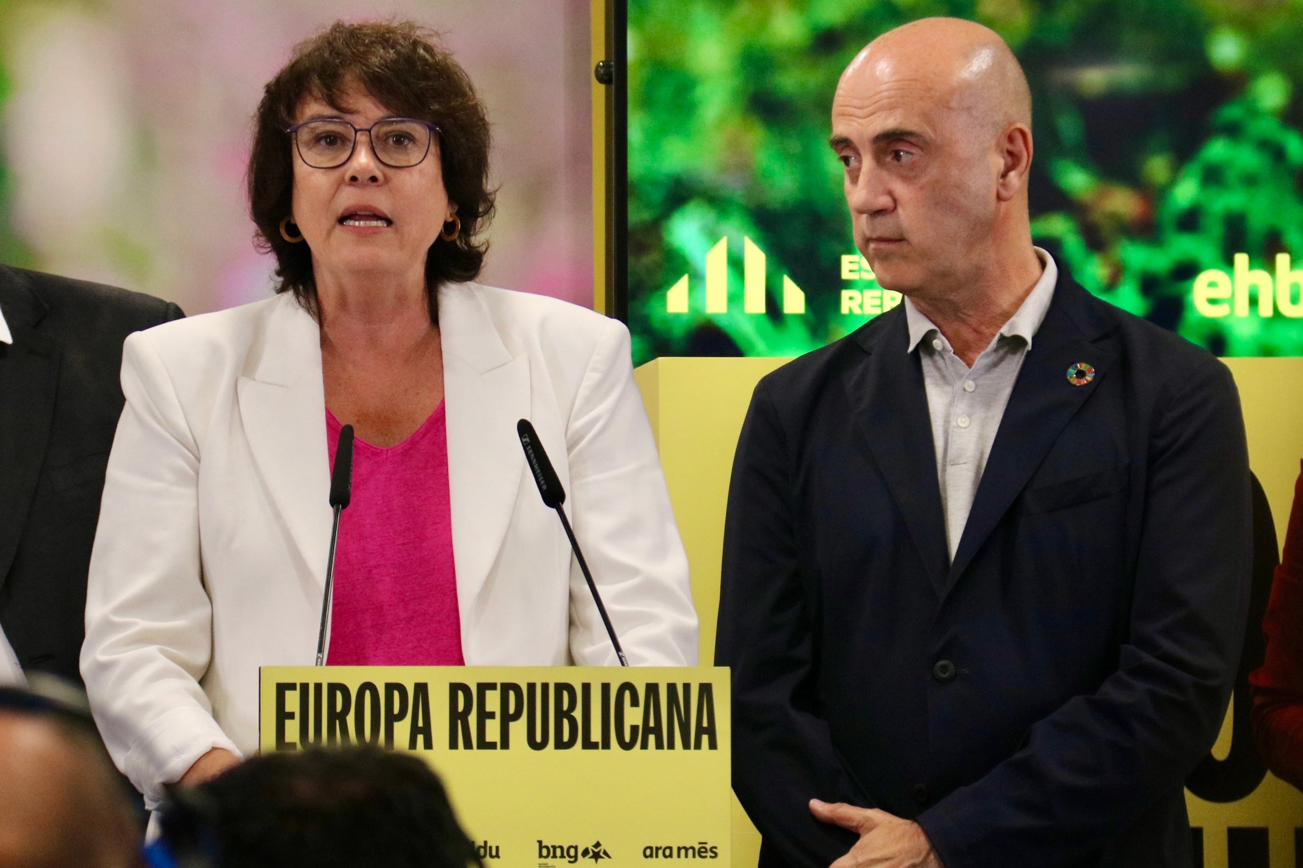 La cap de llista d'ERC a les eleccions europees, Diana Riba, amb el també candidat, Tomàs Molina, duran la nit electoral del 9-J / ACN