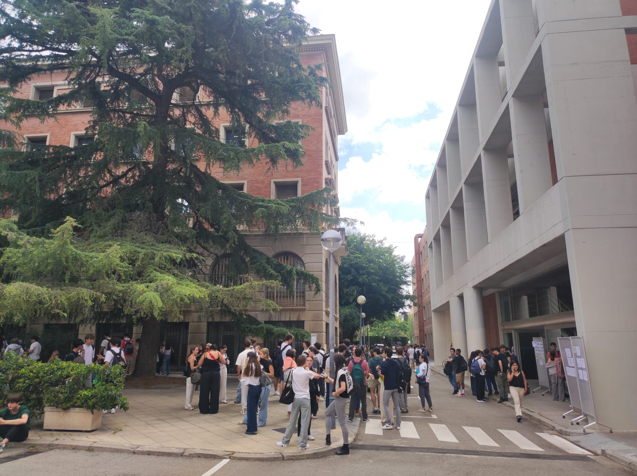 Imatge d'alguns alumnes a la Facultat de Farmàcia i Ciències de l'Alimentació de la UB durant la pausa després del primer examen de la selectivitat 2024 / G.M.