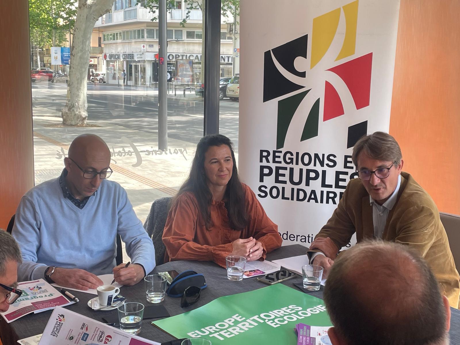 Els dos candidats europeus, Terenci Vera i Ana Ollet, al costat de Pèire Costa director de Regions de Pobles i Territoris / Cedida