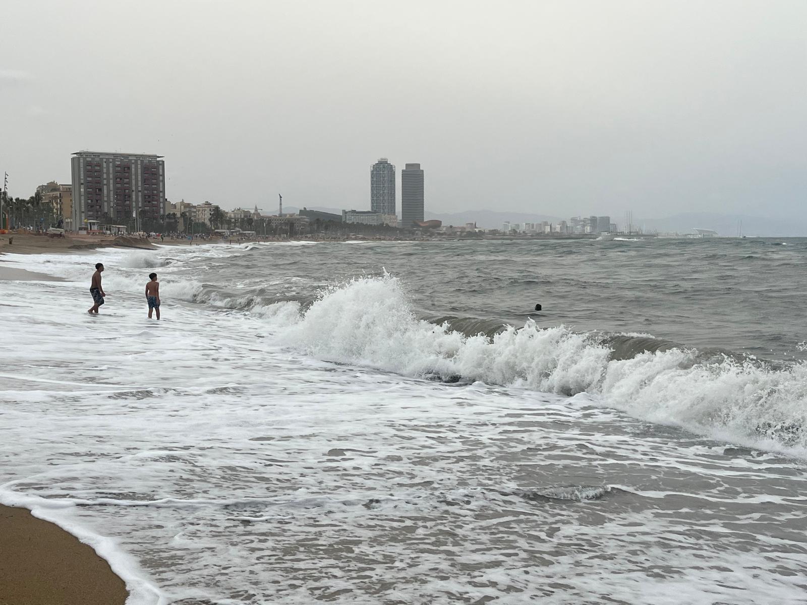 Imatge de la platja de Barcelona just abans que comenci l'alerta de Meteocat per pluges intenses