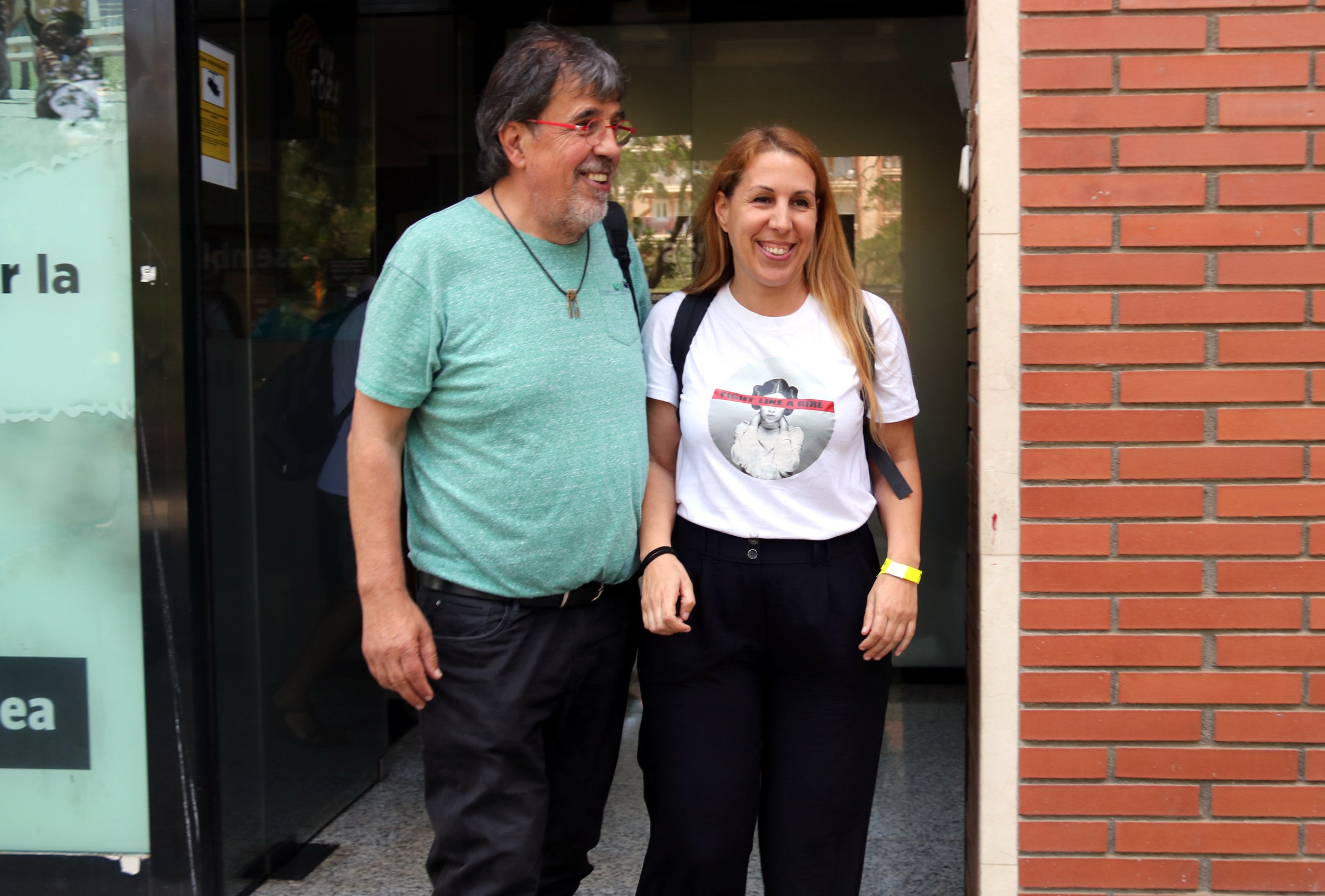 La nova vicepresidenta de l'ANC, Noemí Zafra, surt de la seu de l'entitat després de ser escollida, amb Jordi Pesarrodona, secretari nacional de l'Assemblea / ACN
