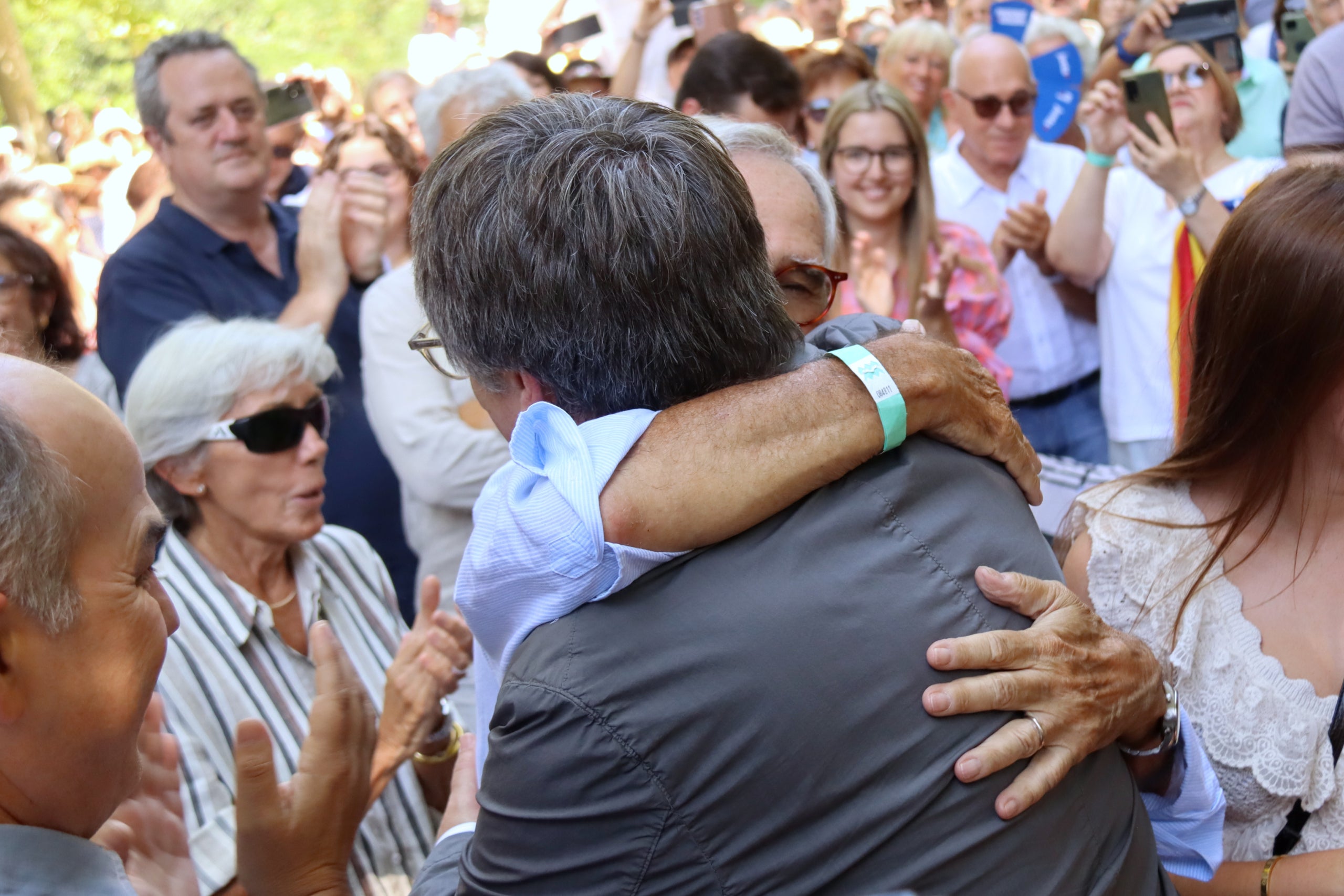Carles Puigdemont i Xavier Trias s'abracen abans de començar l'acte/Nico Tomàs