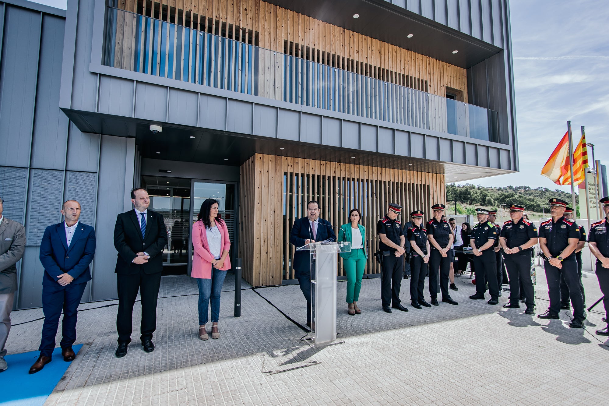 La cúpula d'Interior i el comissari en cap dels Mossos, Eduard Sallent, a la inauguració de la comissaria dels Mossos a la Jonquera/Interior