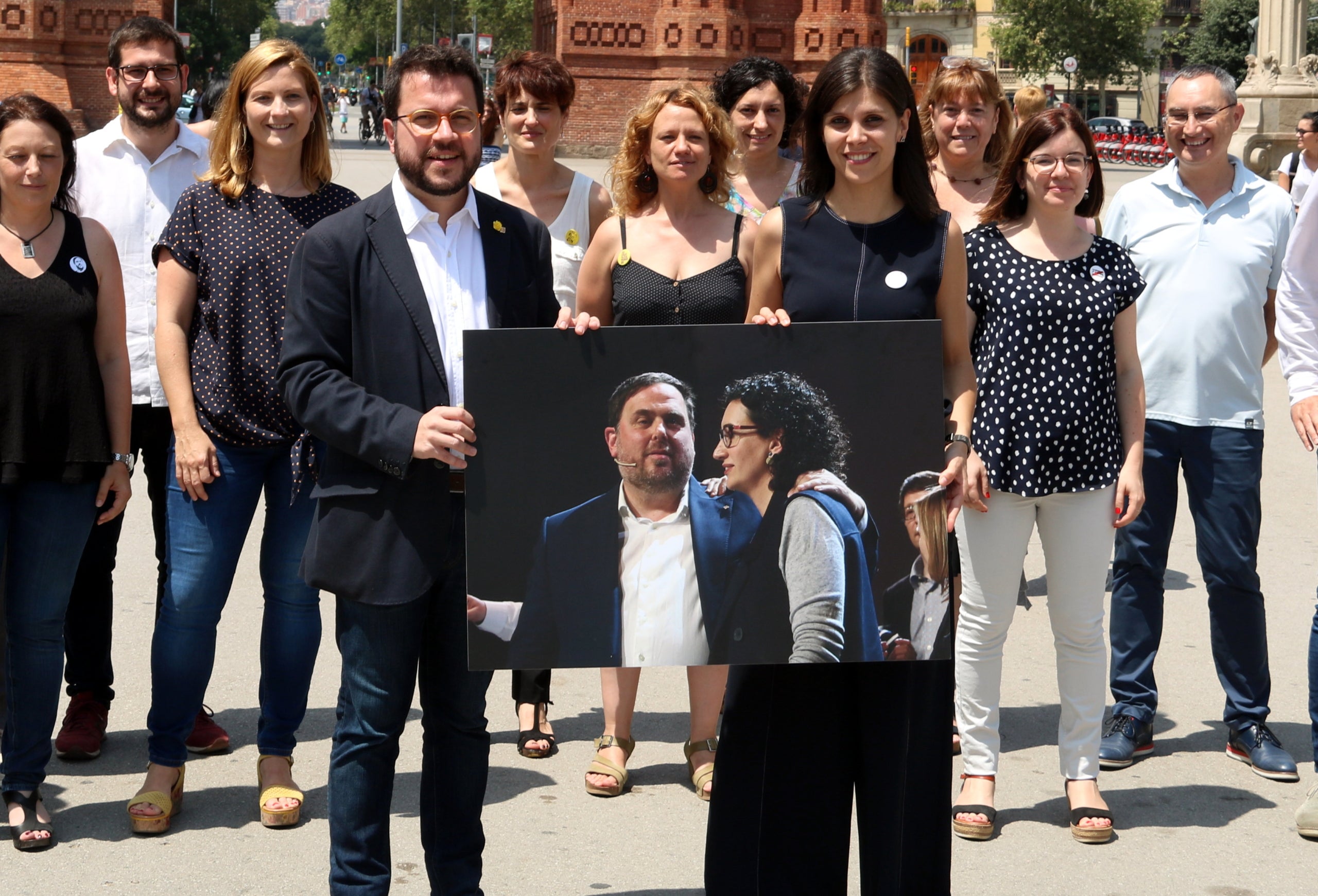 Pere Aragonès i Marta Vilalta amb una foto d'Oriol Junqueras i Marta Rovira / ACN