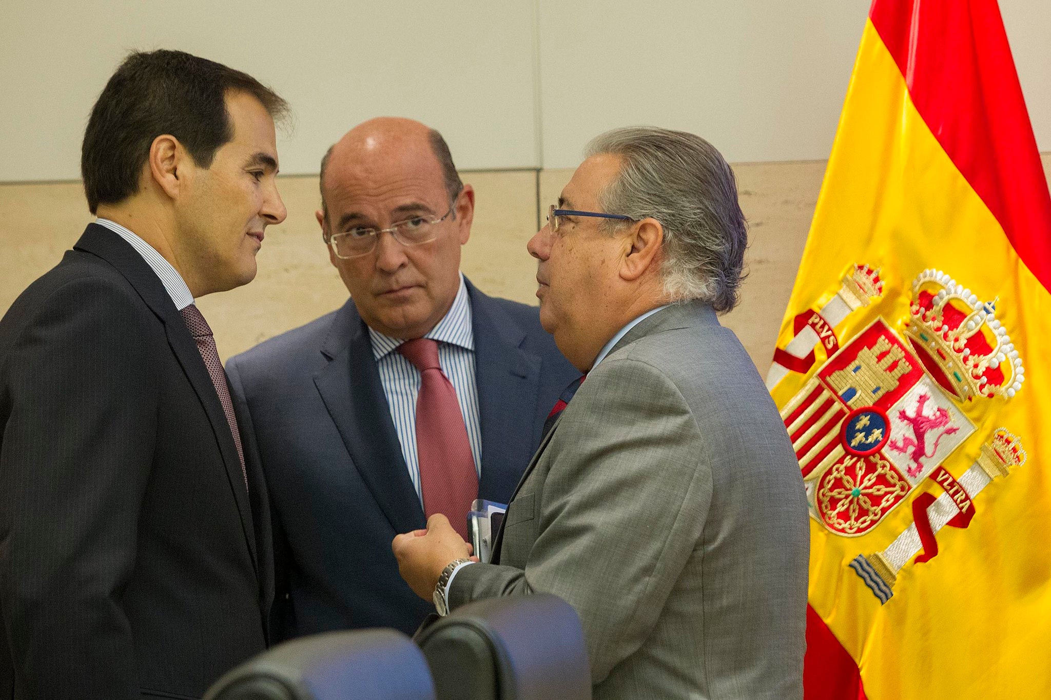 Diego Pérez de los Cobos, enmig de l'exministre Juan Ignacio Zoido, i el secretari d'Estat de Seguretat José Antonio Nieto/MDi