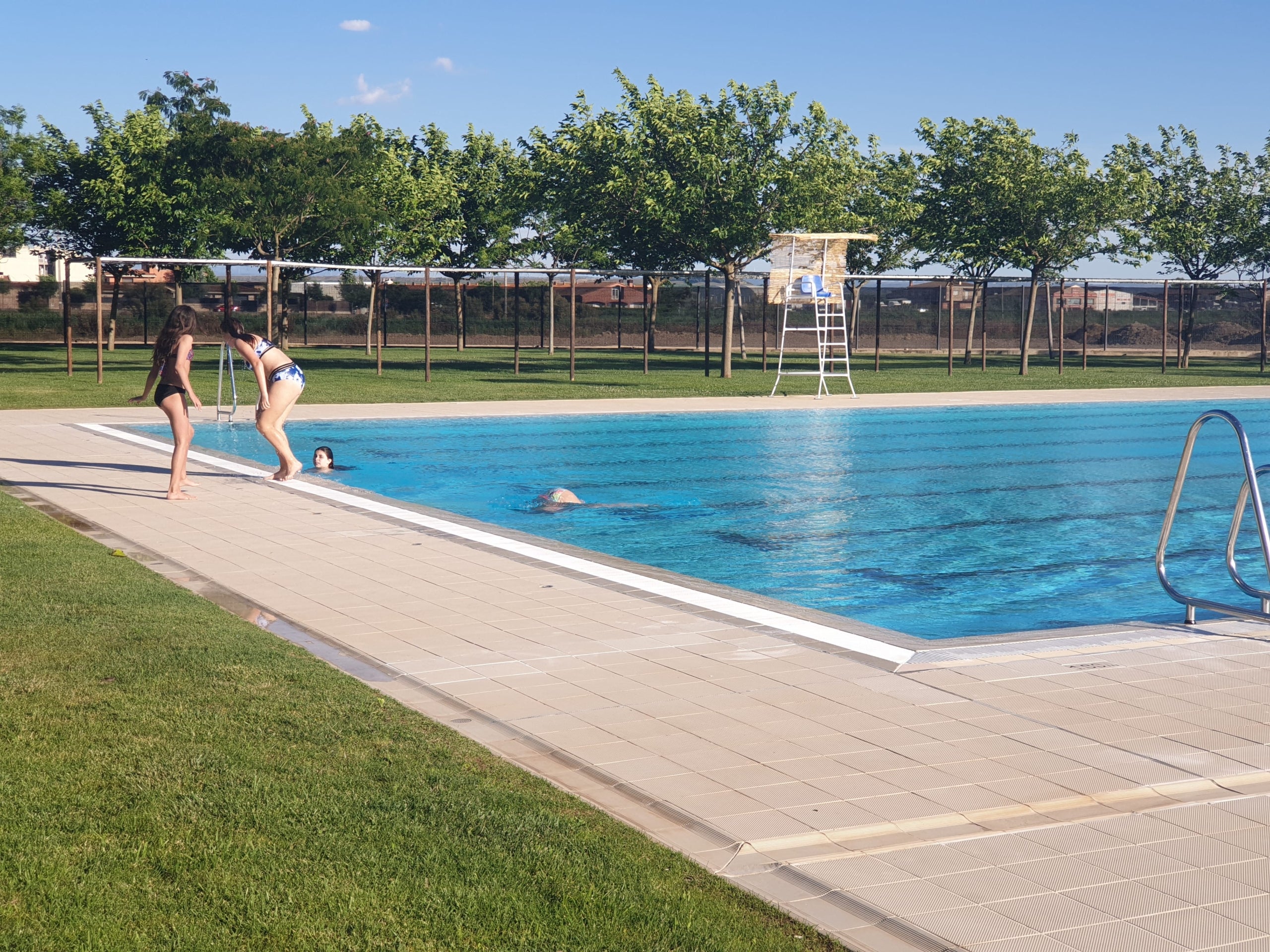 Usuàries a les piscines d'Alcarràs / ACN