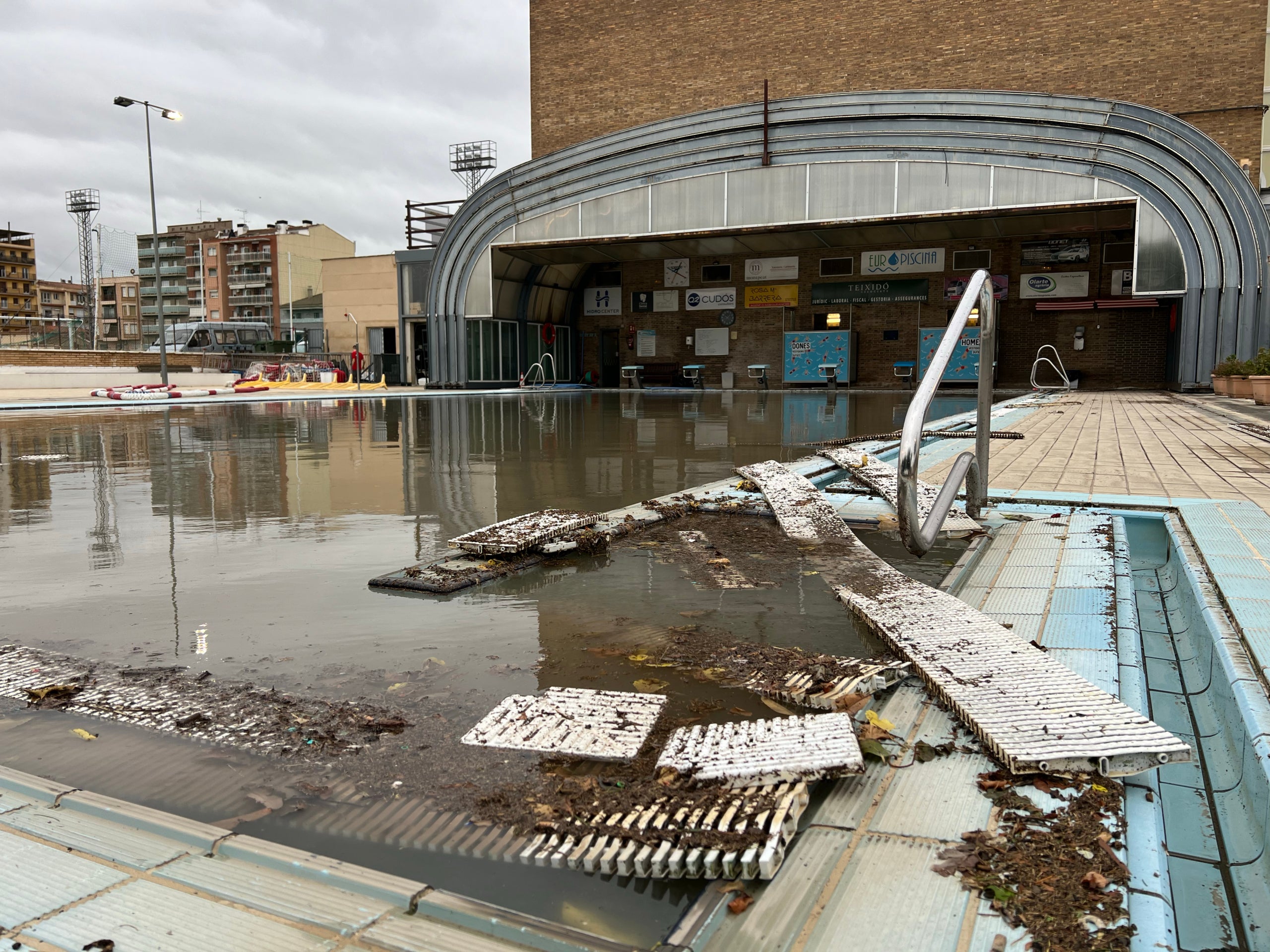 La piscina de Balaguer destrossada per la tempesta / ACN